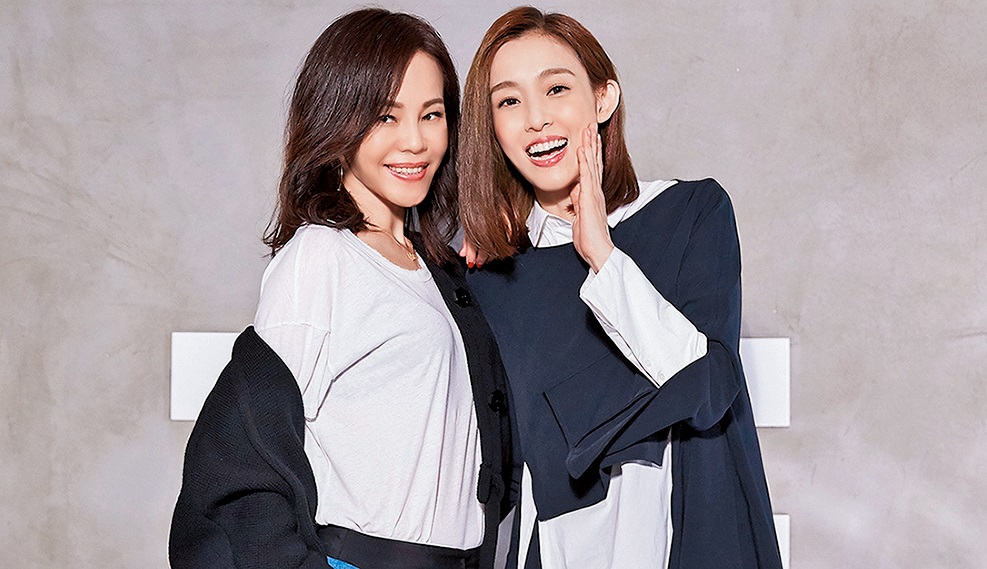 彭佳慧（左）曾與范瑋琪合唱〈我們真的幸福了嗎〉，同樣都生雙胞胎，聊起媽媽經特別有感，如今范瑋琪夫婦感情依舊，彭佳慧卻陷入離婚醜聞。（索尼音樂提供）