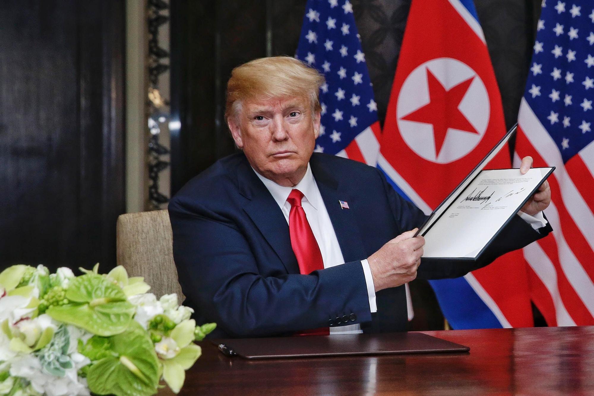 川普展示了與金正恩會談後雙方共同簽署的宣言。（東方IC）