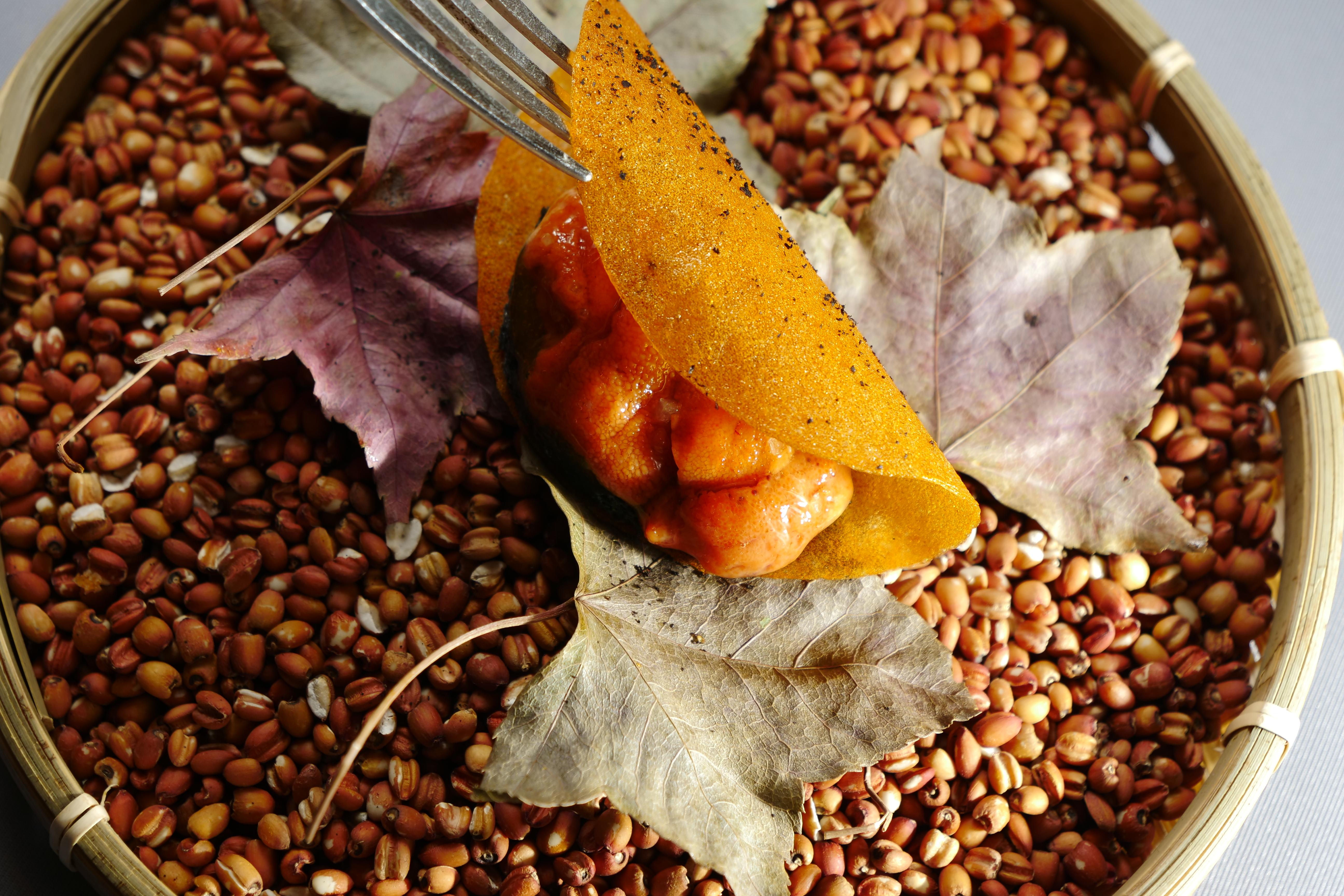 「四周柿與海膽」將柿子泥壓平烤成瓦片，包進同為橘色系的海膽，口感一脆一軟相映成趣。