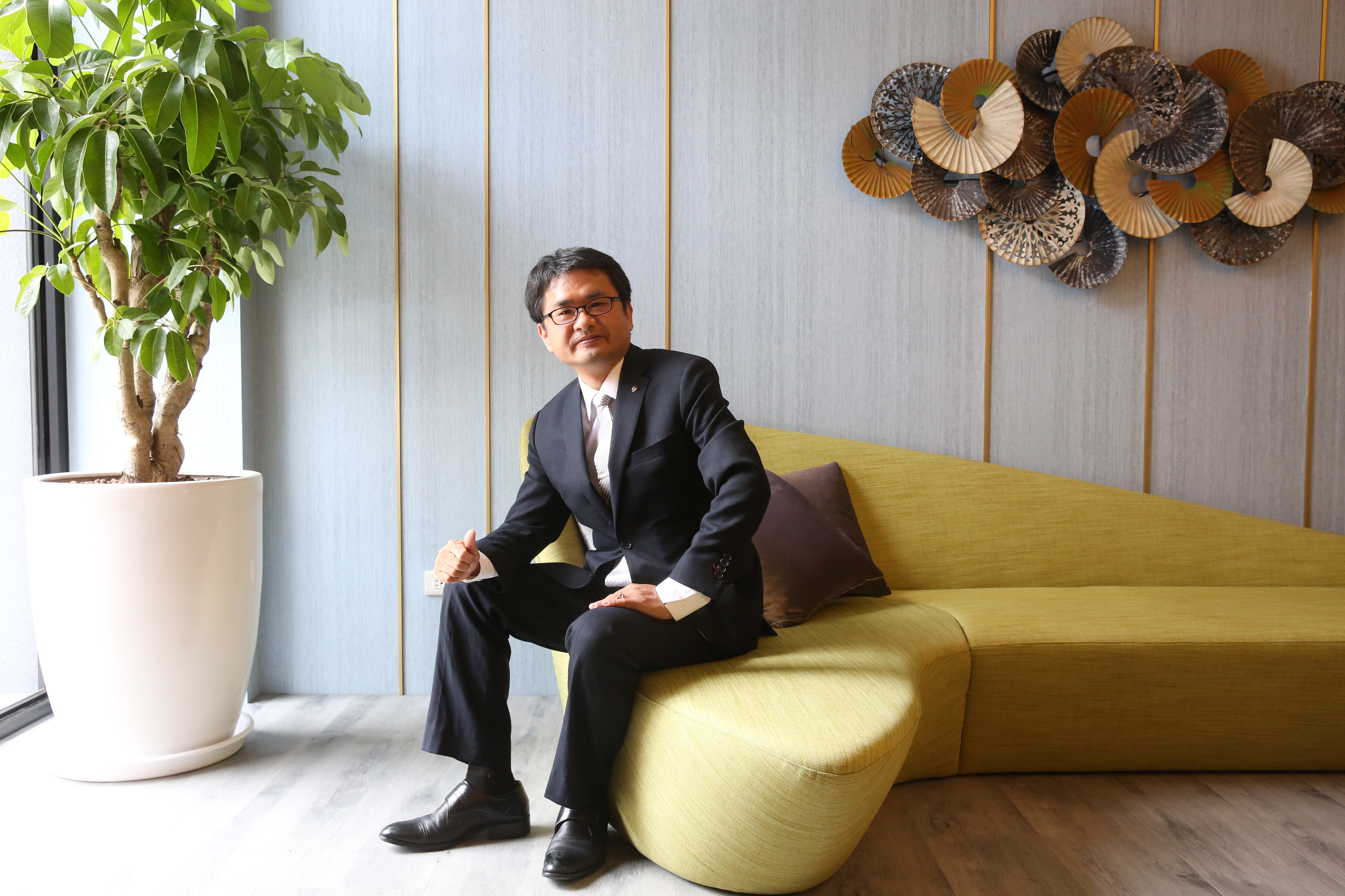 太平洋房屋近日推出公司形象廣告，上任滿一週年的太平洋房屋董事長盧阿水企圖帶領團隊展現新活力。