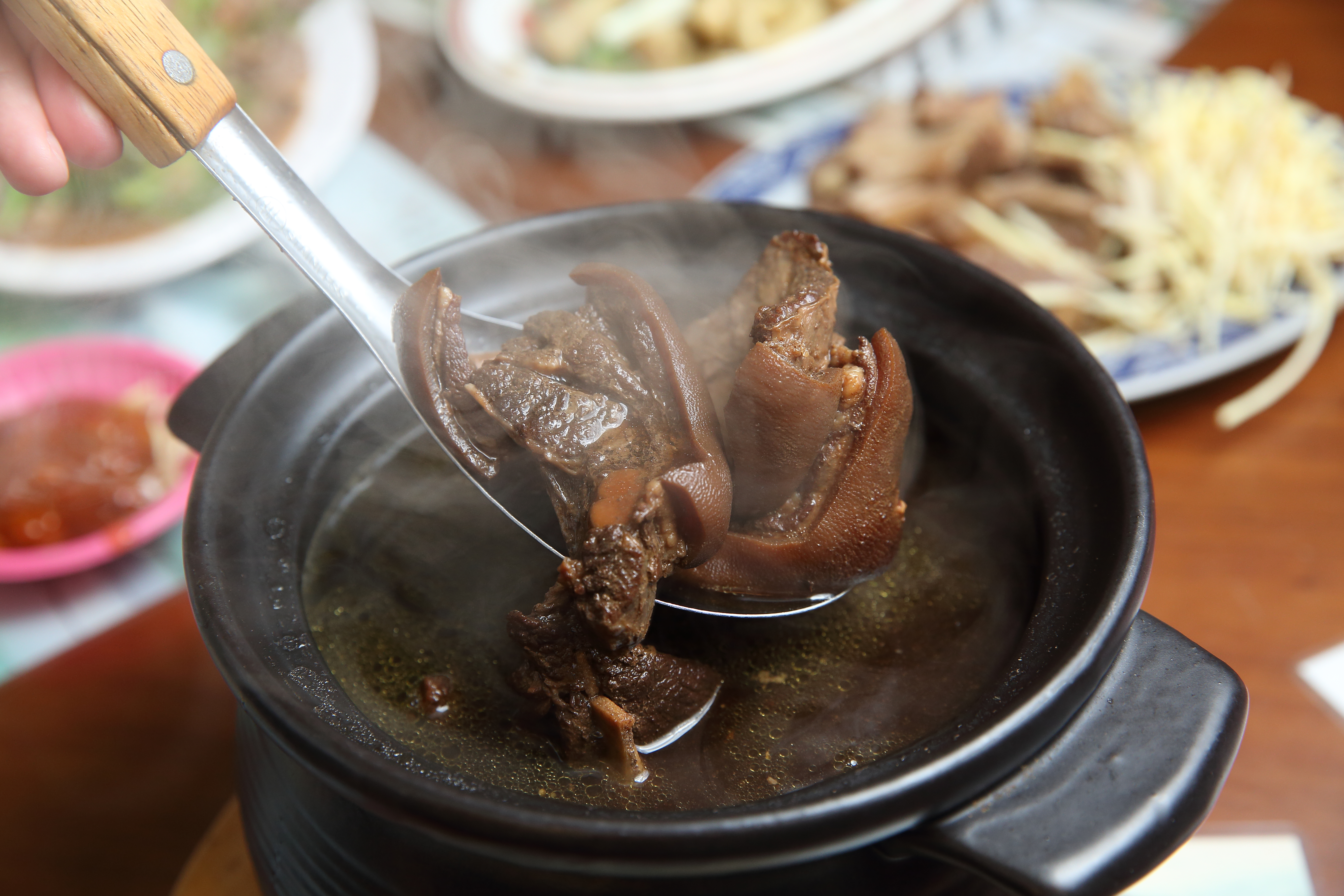 稻殼燻羊肉色澤極深，中藥味濃，肉質軟嫩不柴澀。（古法燻羊肉，800元）