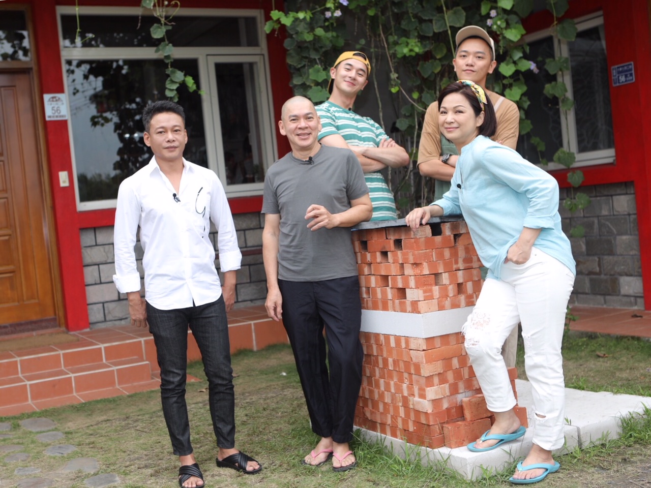 楊貴媚與張軒睿（後排左）合作實境節目，特別來賓邀請到導演蔡明亮與演員李康生。（公視提供）