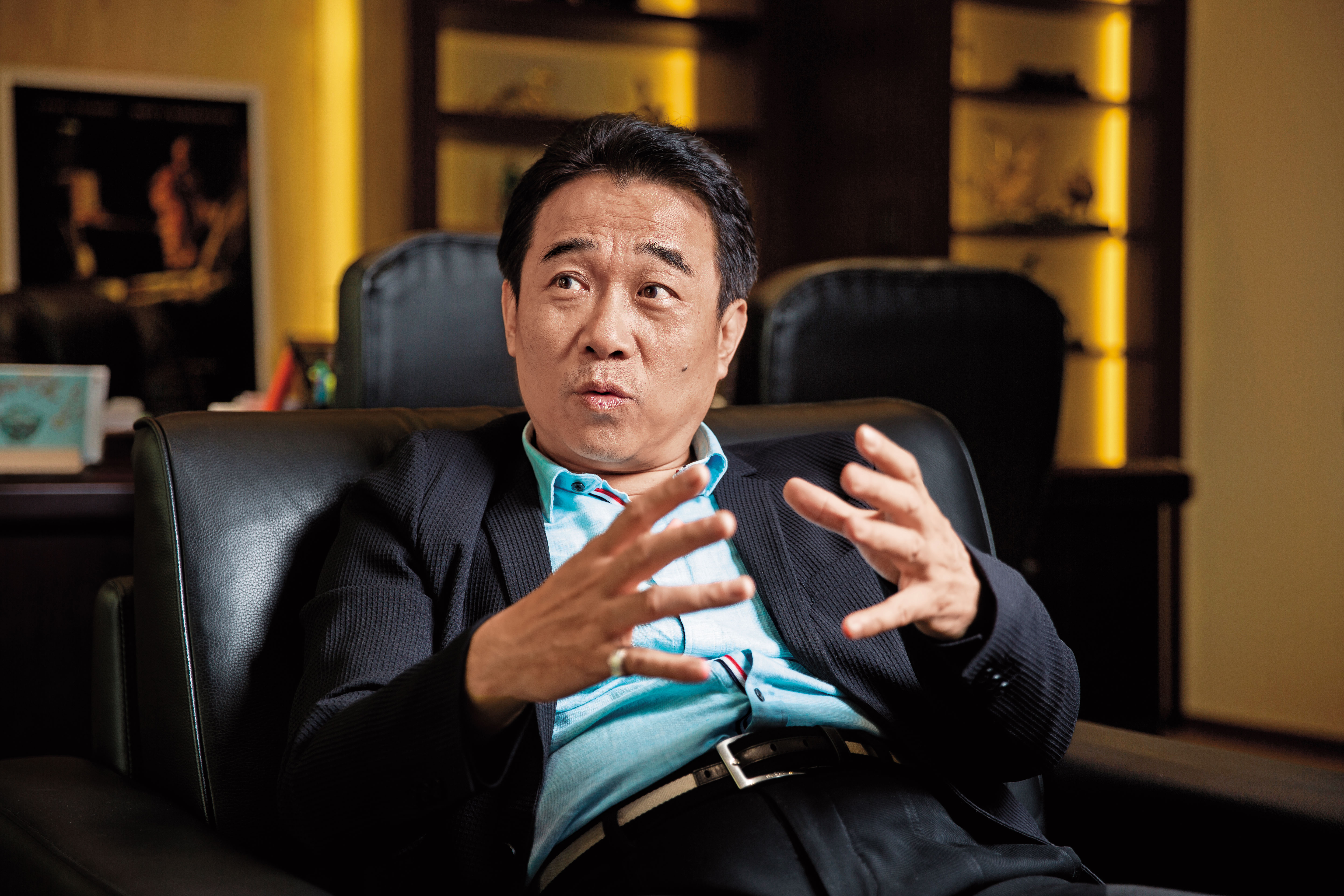 俞惟中創辦昇華娛樂，堪稱國內頂尖戲劇製作公司，股價曾飆到160元，如今被打入全額交割股，只剩15元。