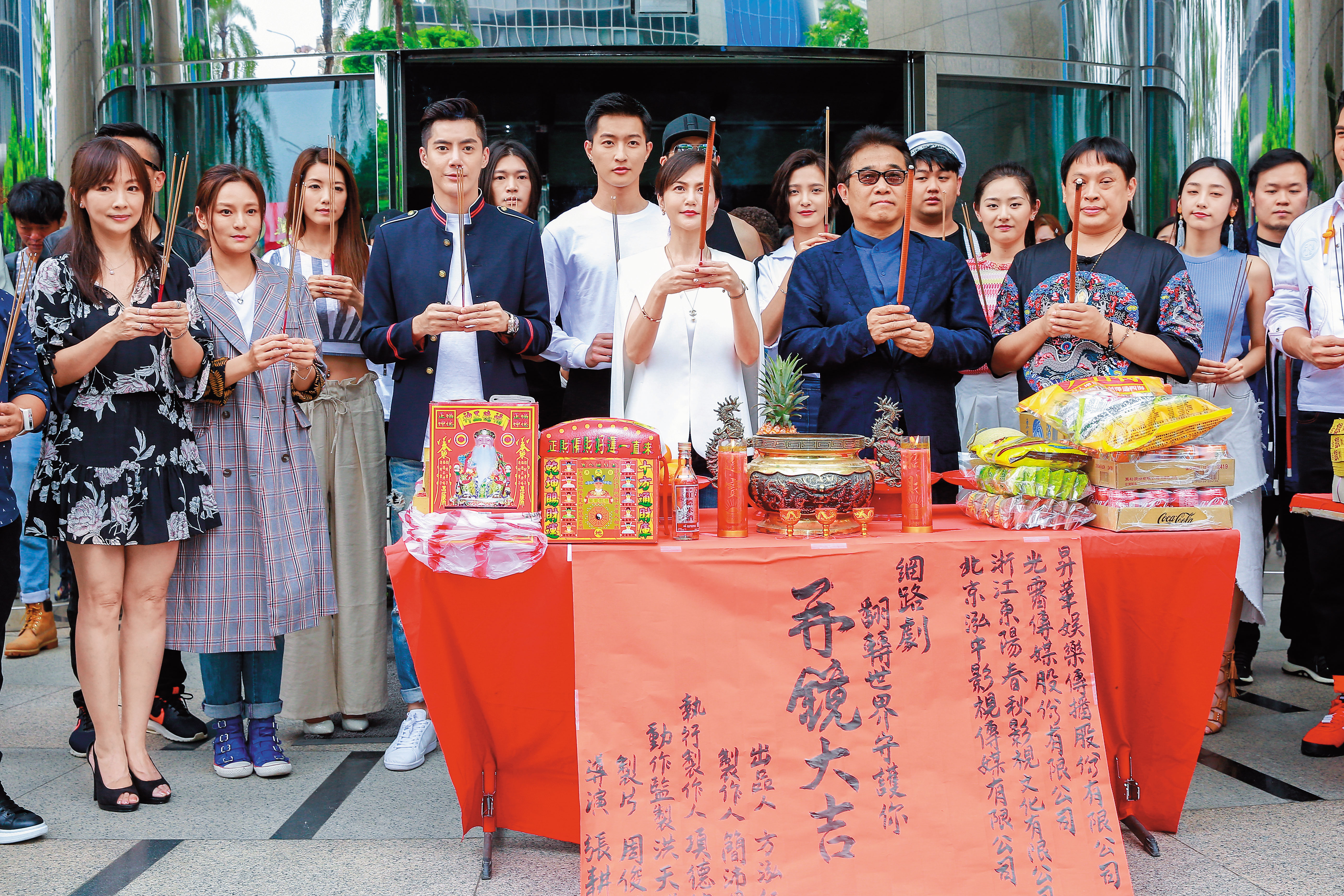 昇華今年籌拍網路新戲《翻轉世界守護你》，俞惟中帶領劇組人員上香祈福，希望開鏡大吉。
