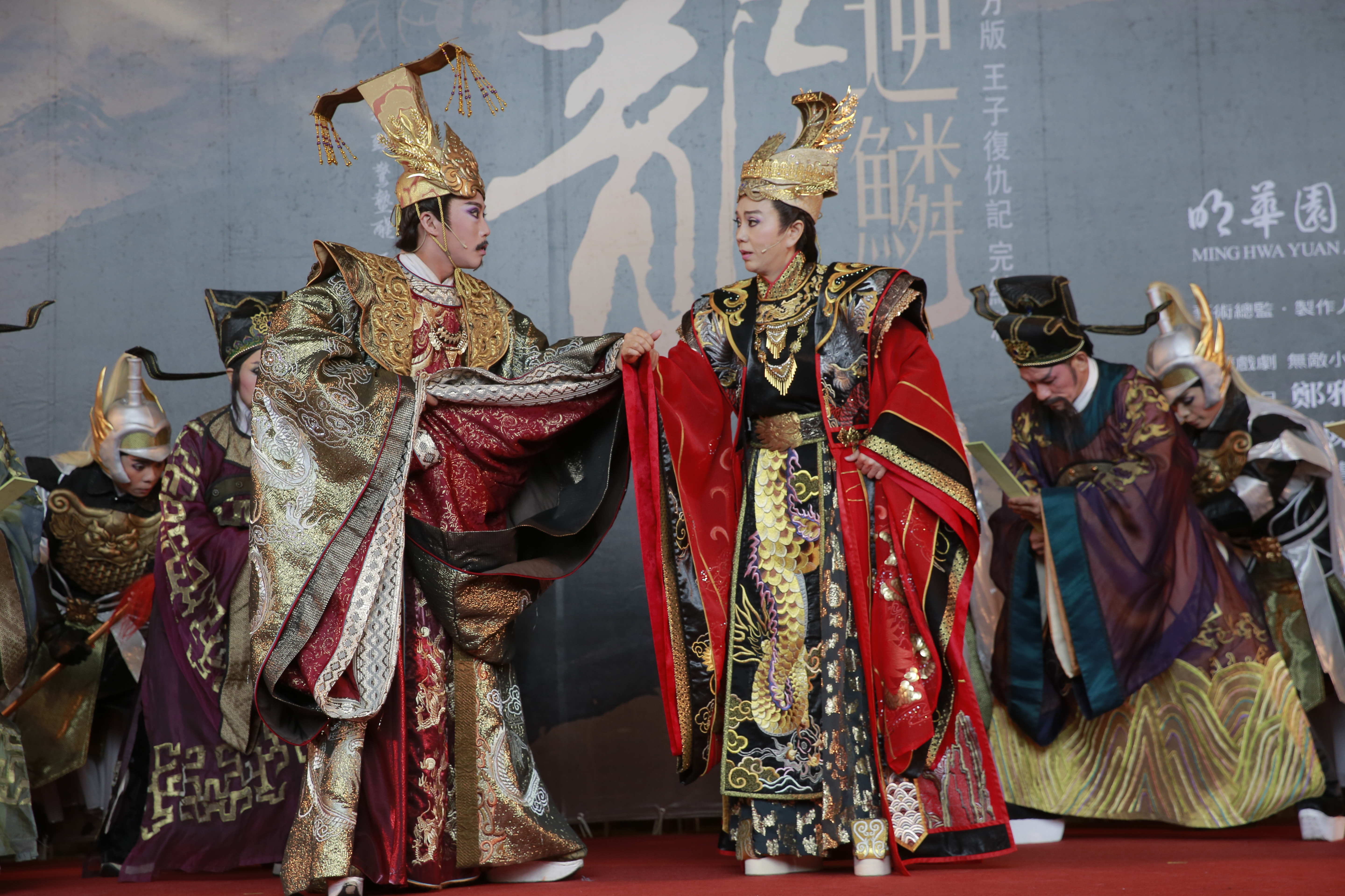 孫翠鳳（右）與陳子豪（左）在《龍逆麟》飾演父子，陳子豪超齡演出頗有壓力。