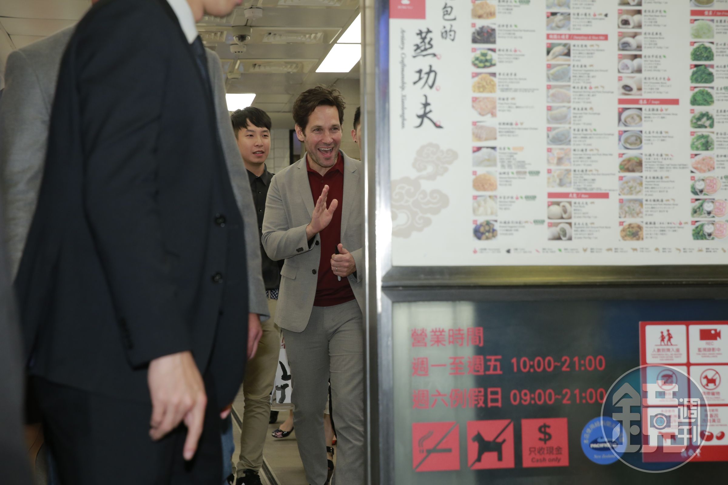 離開餐廳前，保羅路德親切地向店員道謝致意。