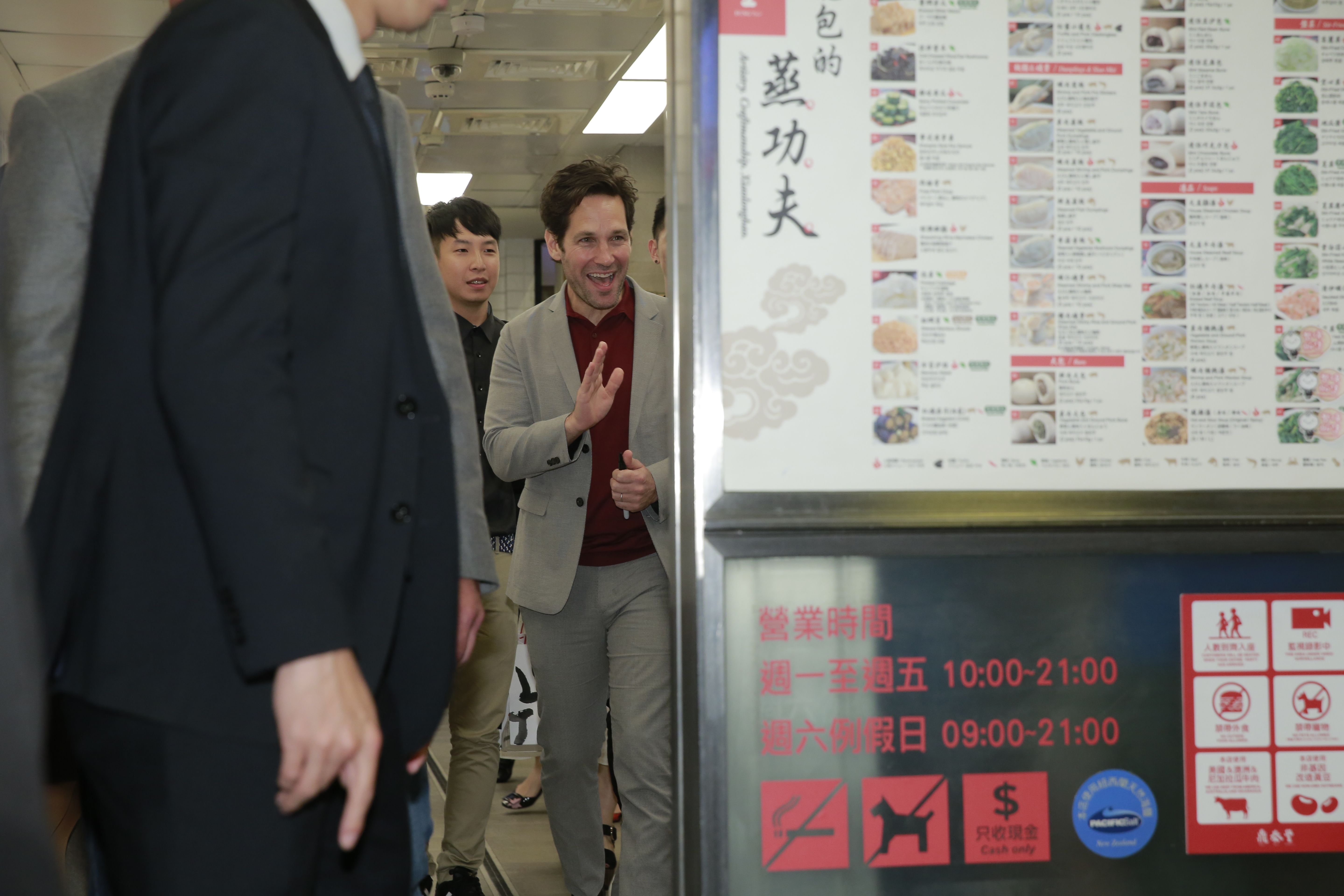 離開餐廳前，保羅路德親切地向店員道謝致意。