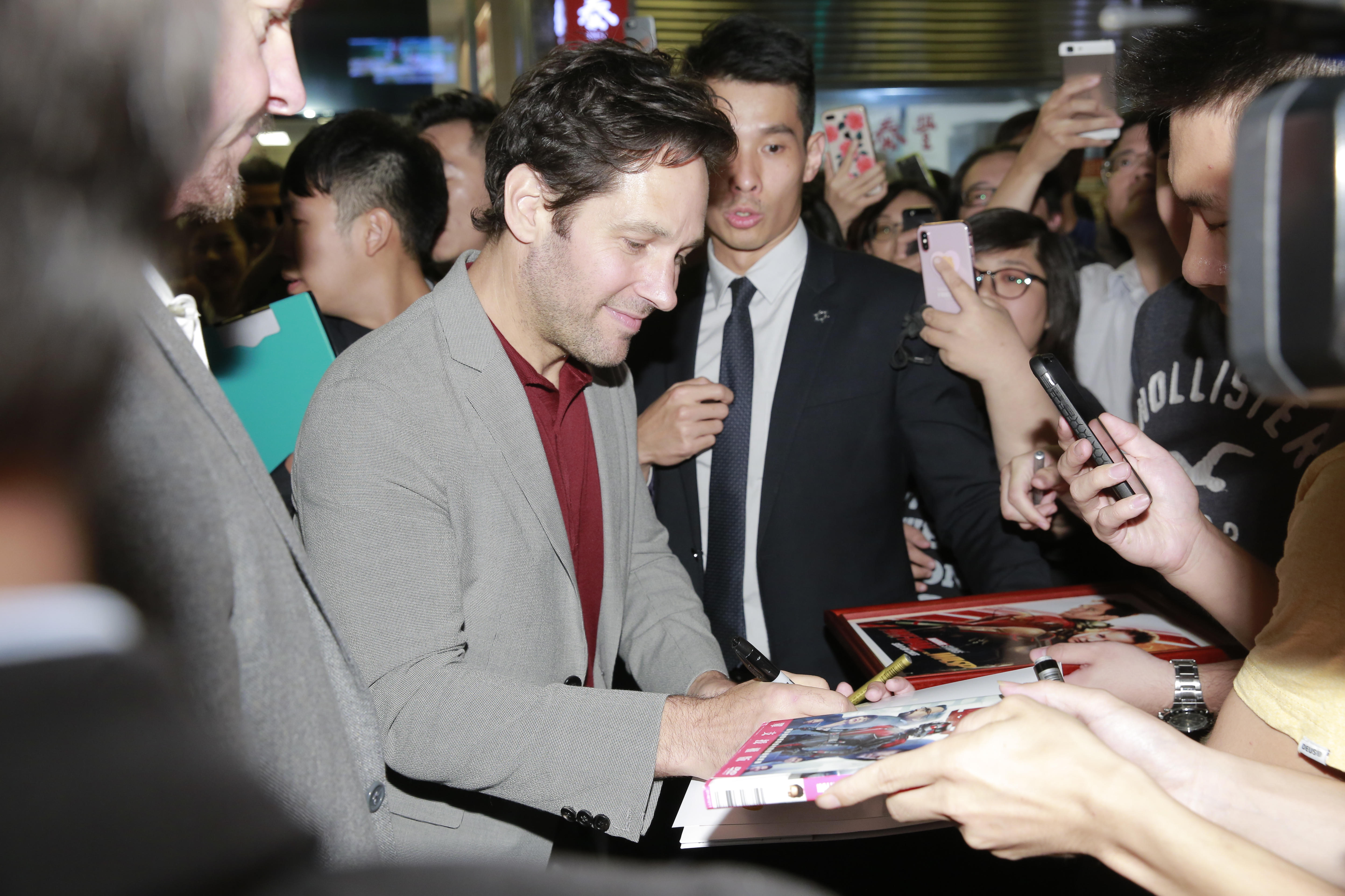 鼎泰豐門外聚集大批影迷，保羅路德帶著笑容一一為他們簽名合照。