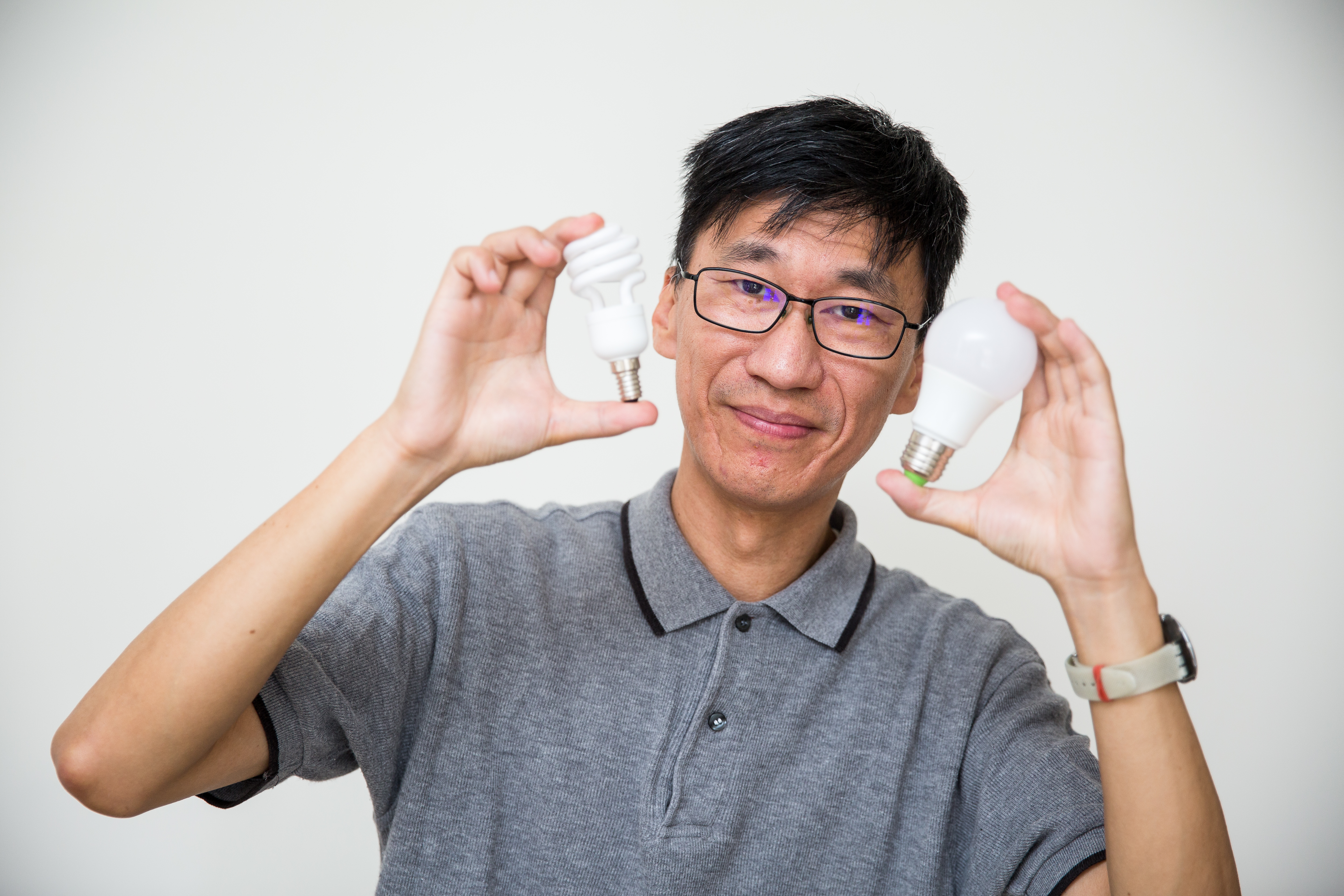 省電達人張偉明將家裡的燈泡全換成LED燈，大大節省開銷。