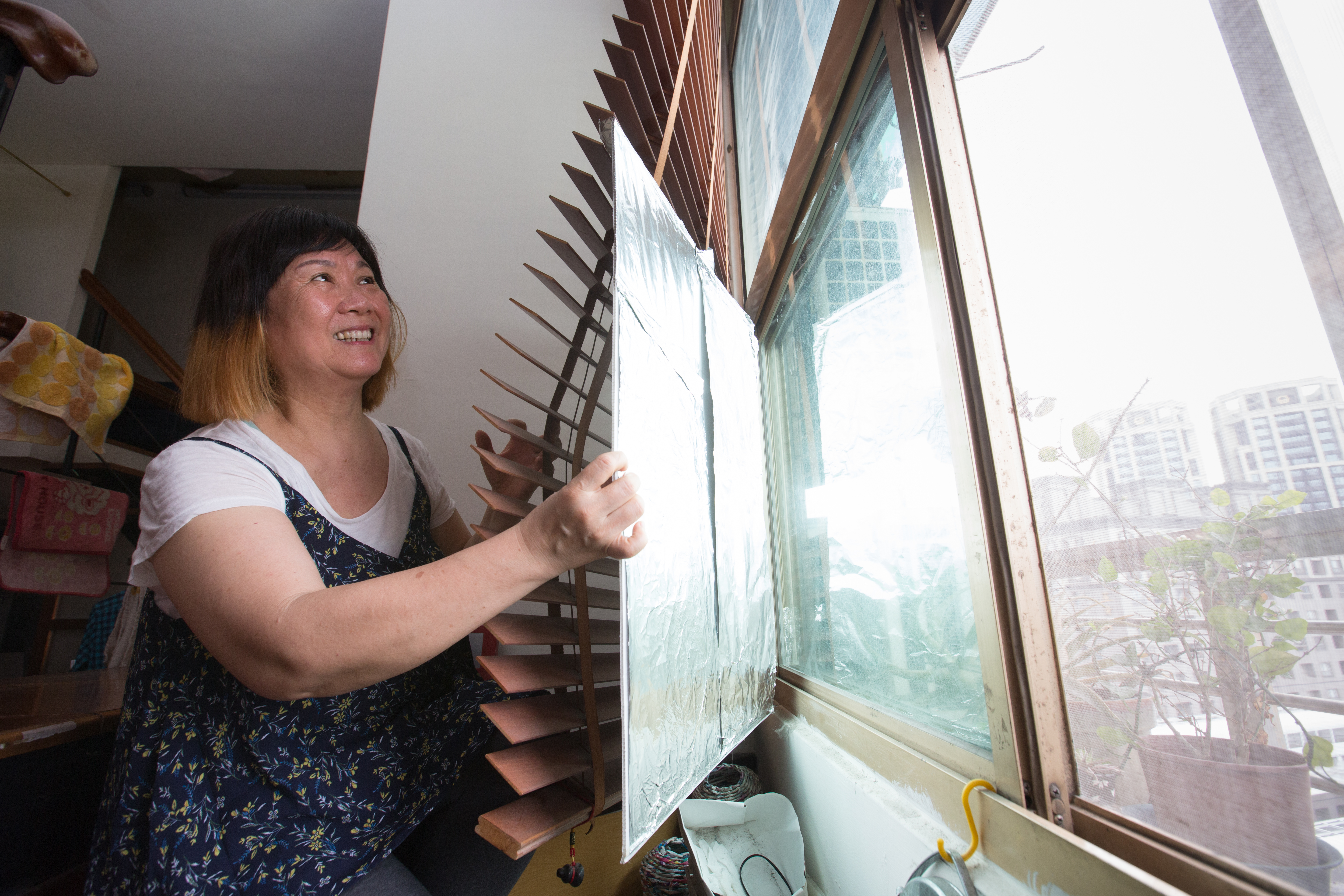 家事達人楊賢英善用巧思，在落地窗上貼上錫箔紙適度阻絕陽光，再裝上百葉窗，不用開冷氣也感到涼快。