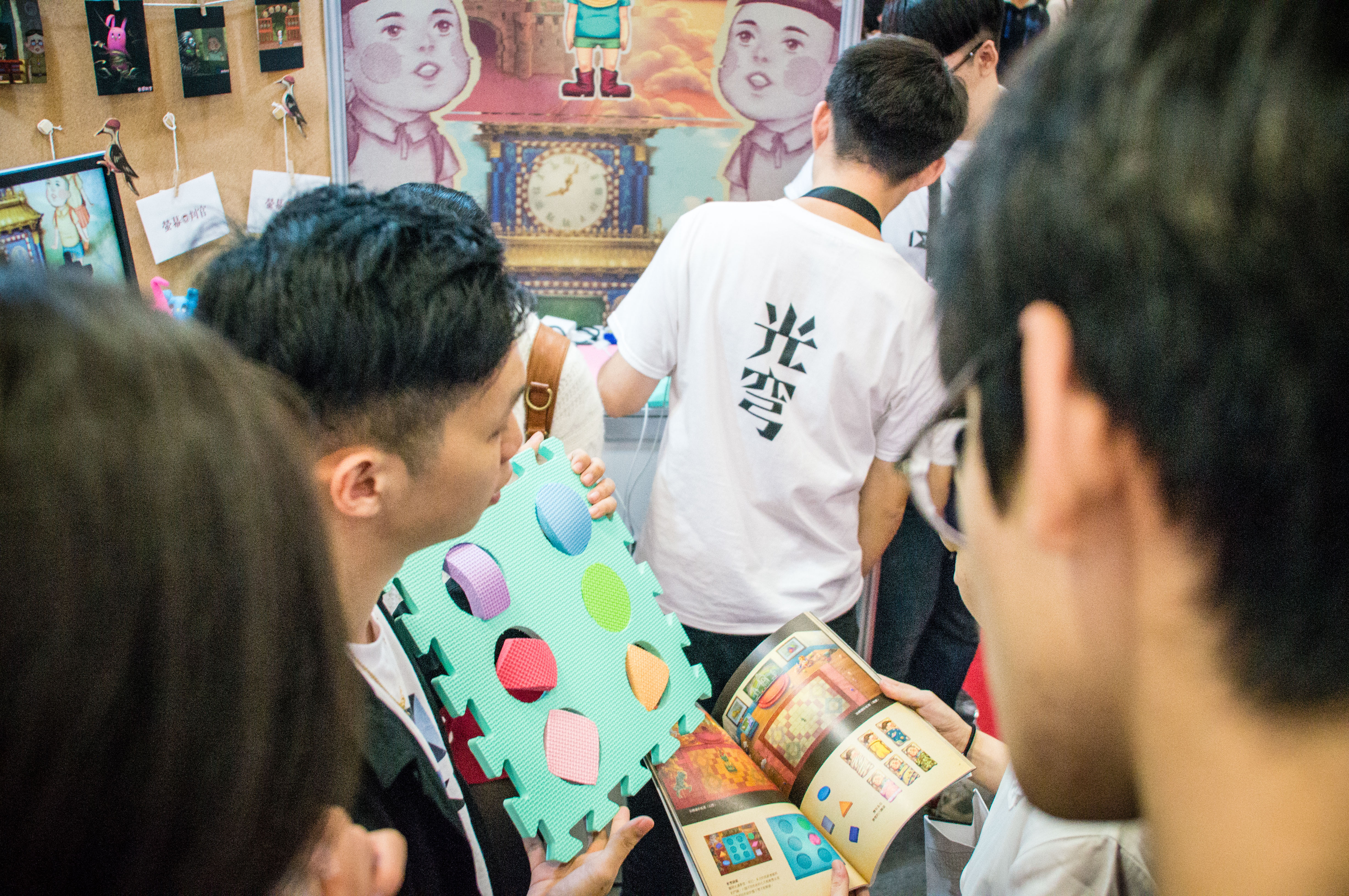 因為兵役關係，催生出了泡棉積木的點子。陳任軒正向前來看展的人解釋這個靈感來源。