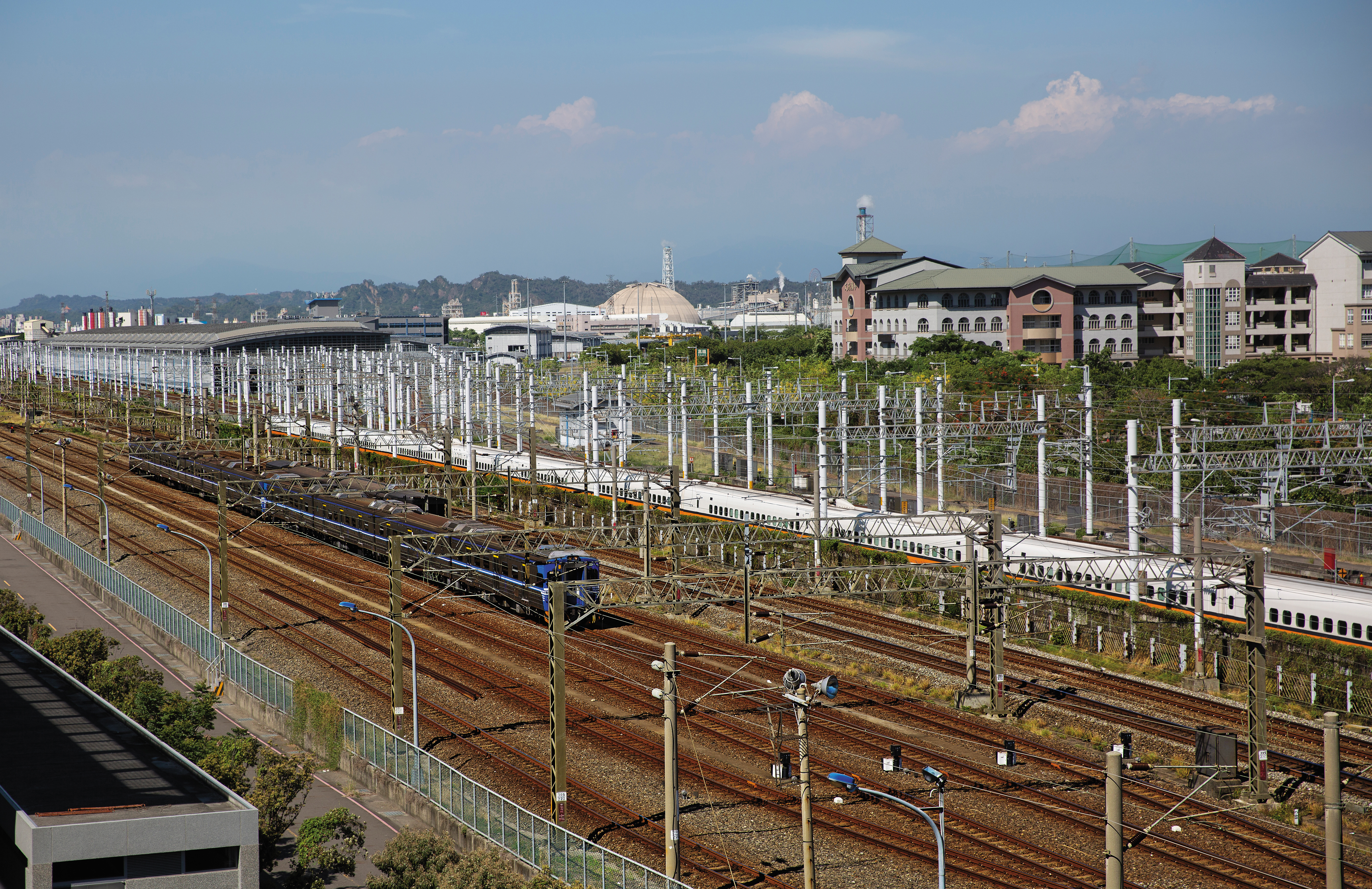 ↓高雄市區鐵路地下化工程即將完工,造成2百多戶民宅受損,如今還有約3成受災戶問題未解決。