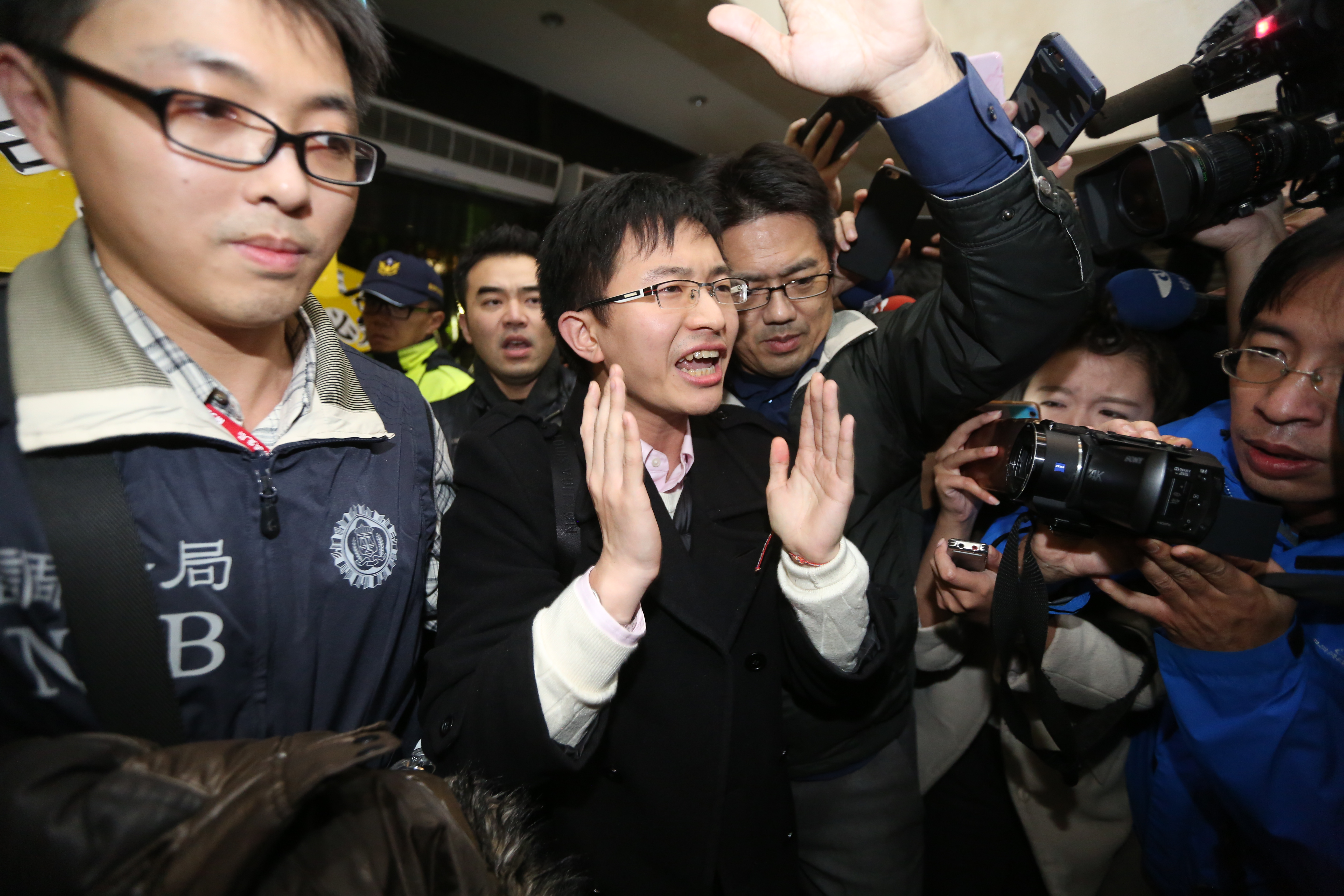 王炳忠父親是「南鯤鯓代天府板橋玉旨代天堂」負責人，發展共諜組織竟還向「王爺」請示，請示內容包括「侯漢廷想要自己單飛做媒體人，不會和炳忠爭領導權。」