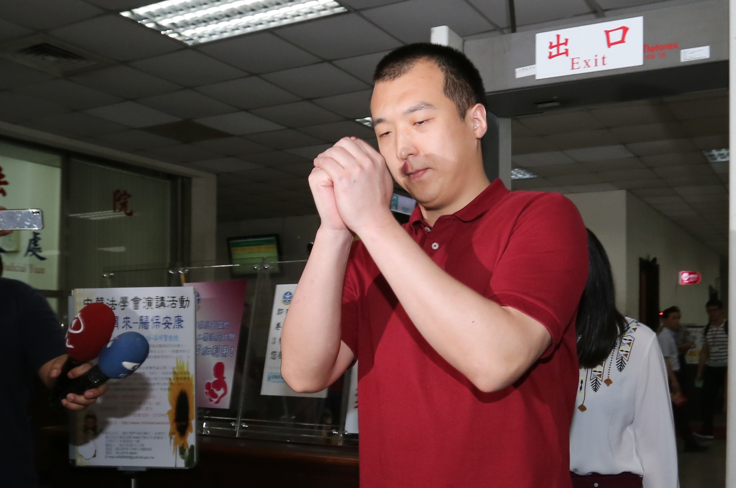 檢調查出,周泓旭在「星火小組整體佈局與今年規劃」中載明,要用挖出來跟打進去2招,全面滲透我軍。