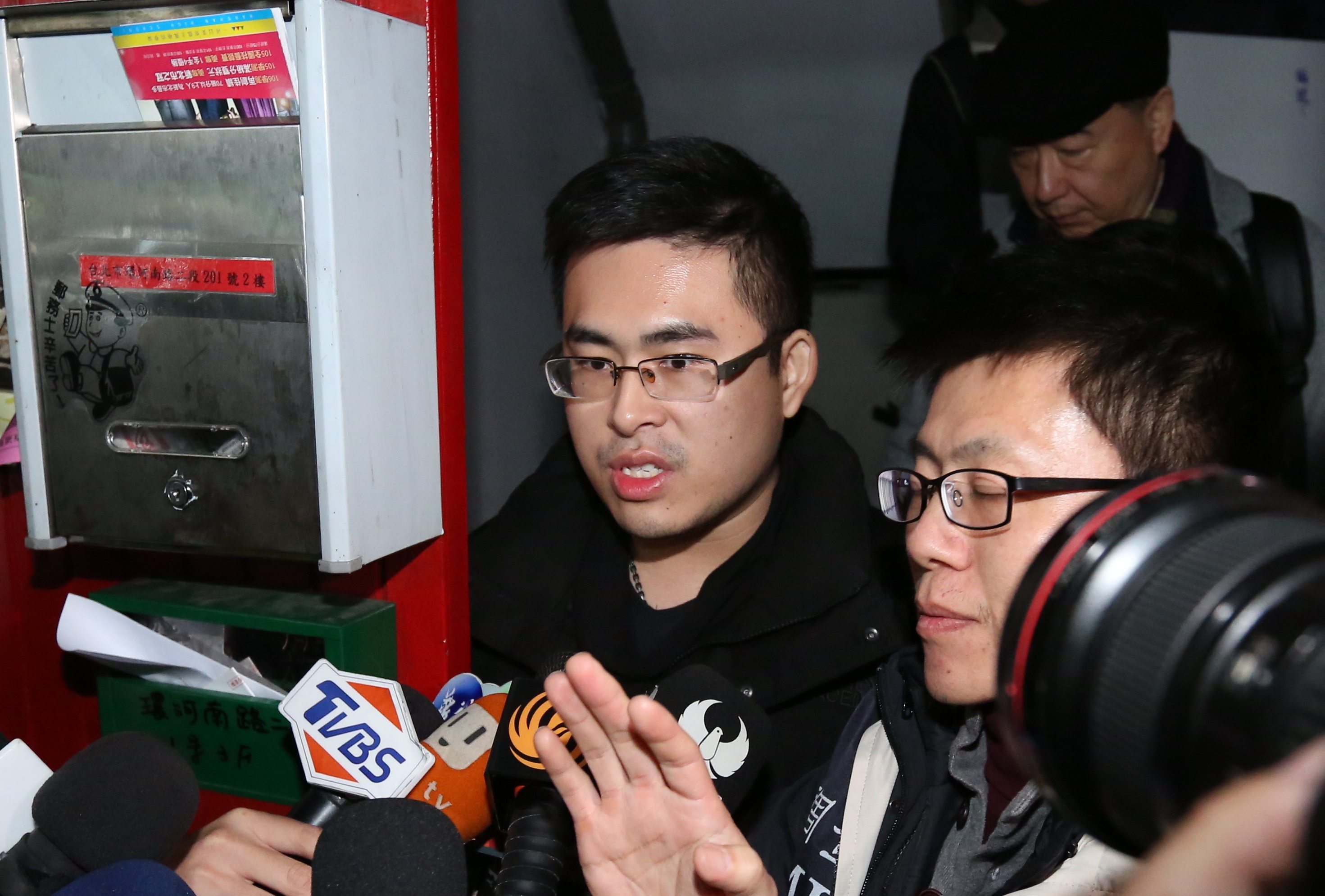 星火小組多次開小組會議，王炳忠（代稱「一號」）負責「燎原新聞網」。