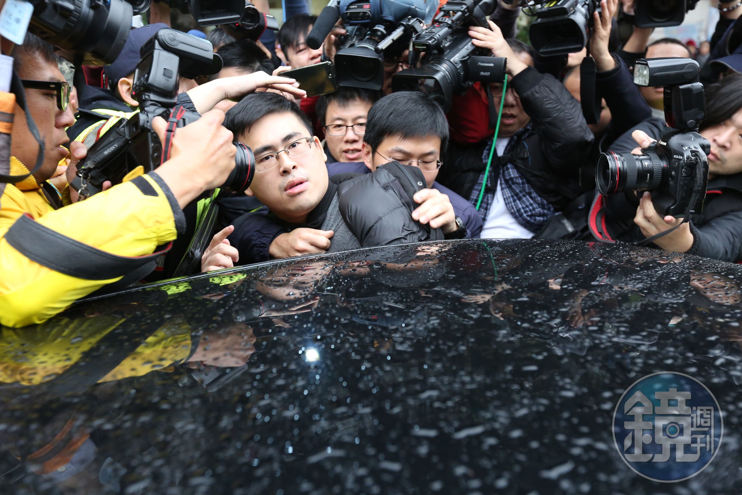 檢調偵辦王炳忠案，意外查出王透過曾姓祕書將從中共方面取得的外幣兌換成新台幣以發展共諜組織。