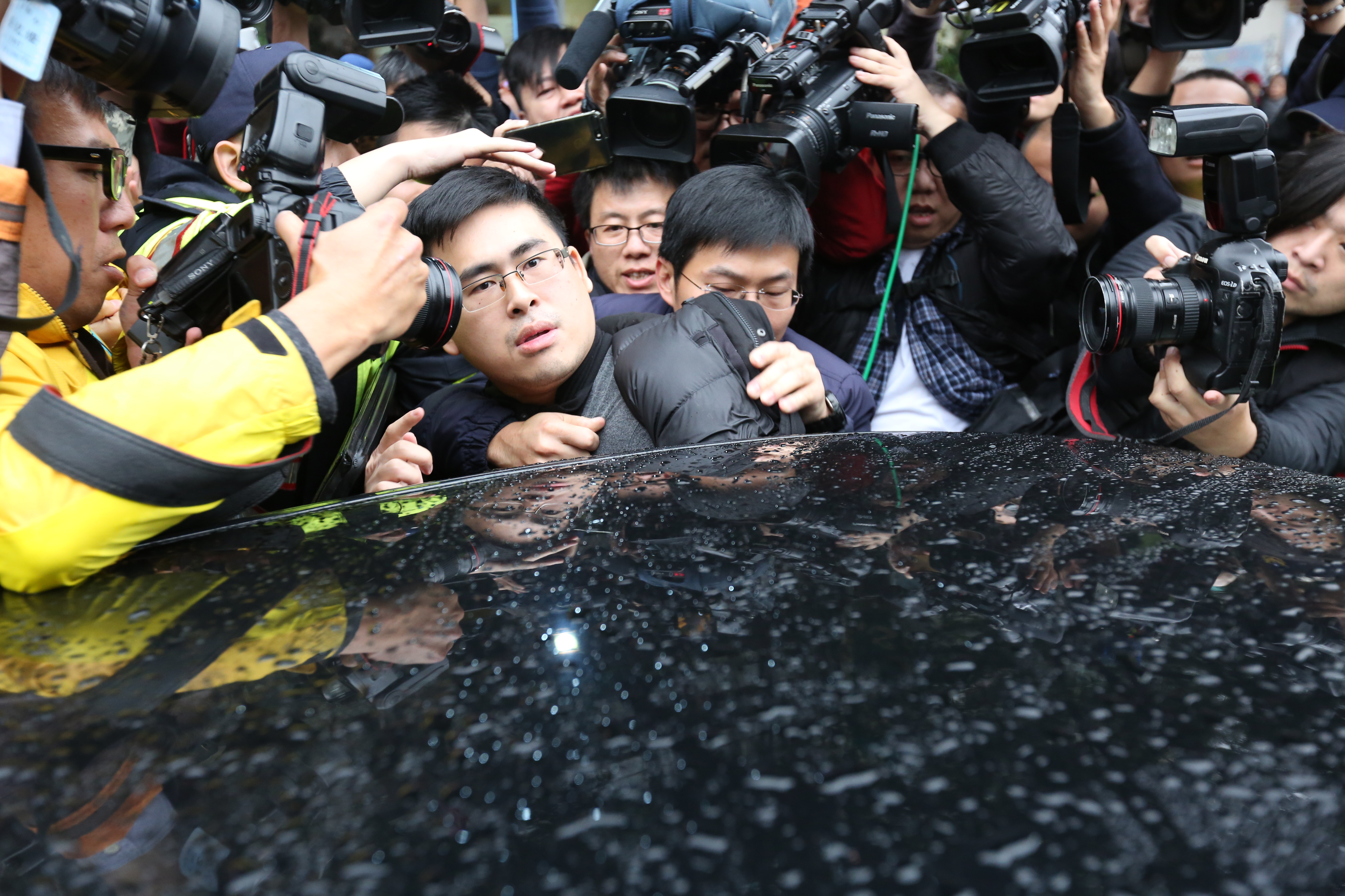 檢調偵辦王炳忠案，意外查出王透過曾姓祕書將從中共方面取得的外幣兌換成新台幣以發展共諜組織。