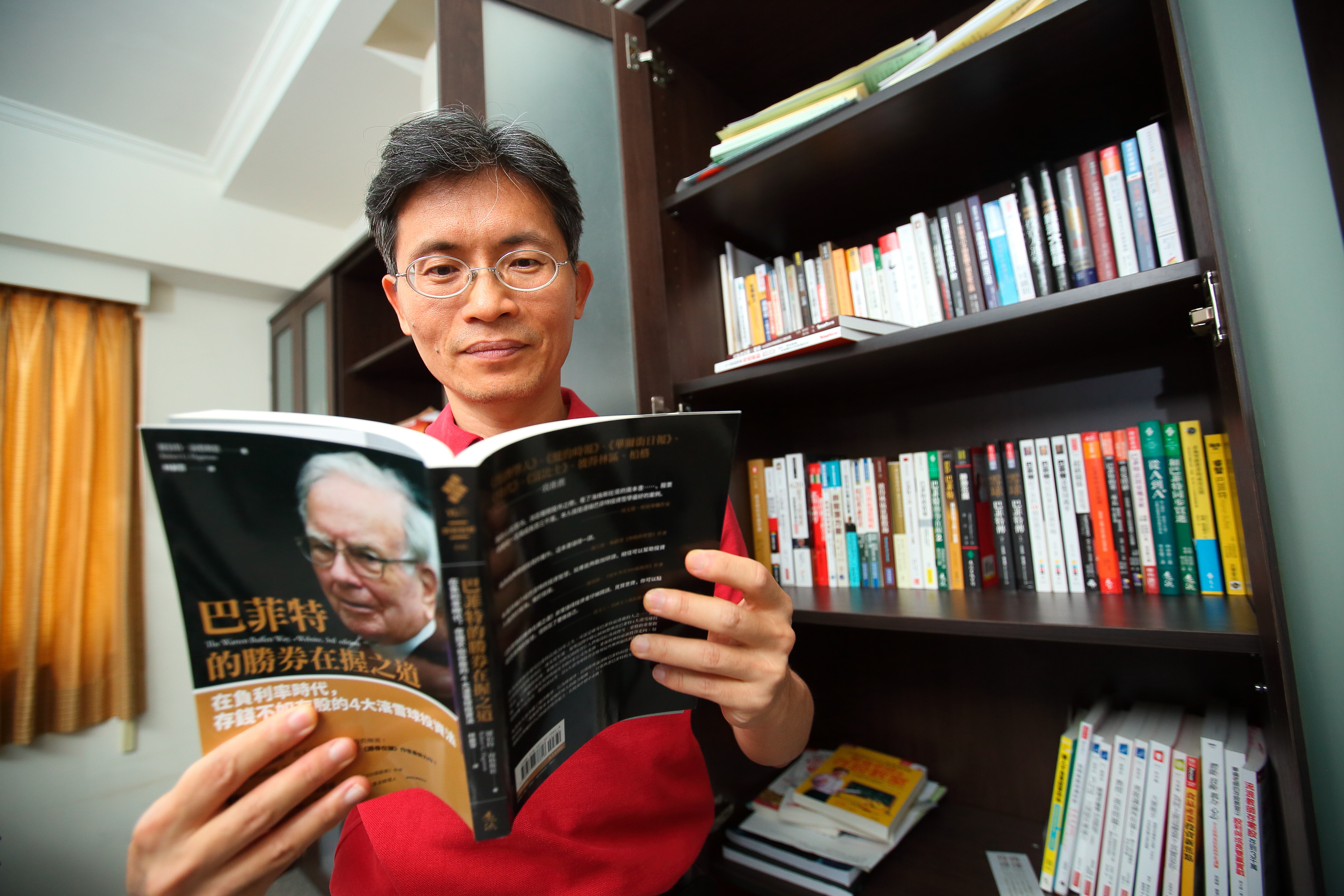 周文偉熟讀股神巴菲特的投資經典，對他的價值投資信條如數家珍。