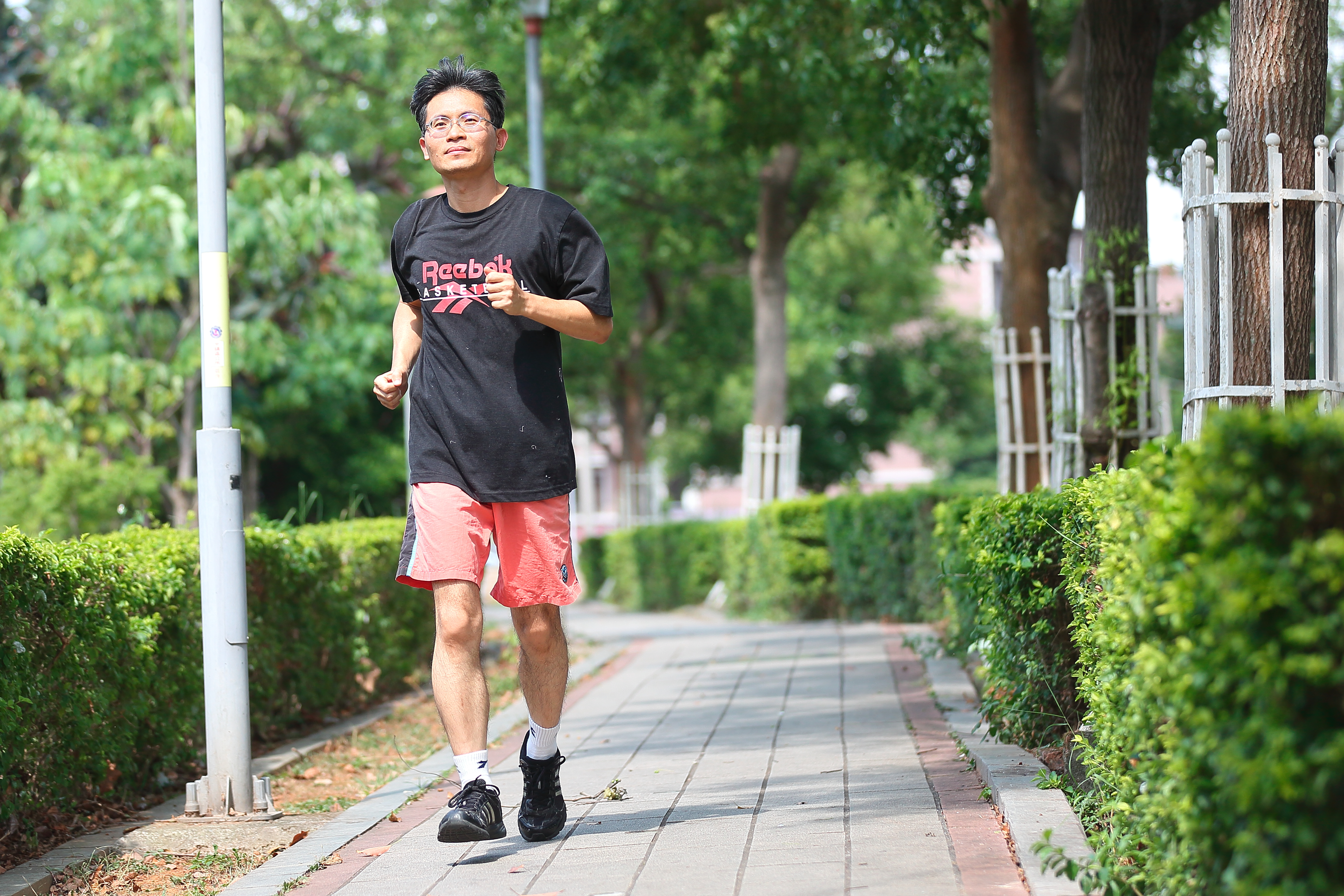 45歲就退休的周文偉，每天長跑6、7,000公尺，買股票也是長抱多年、幾乎只買不賣。