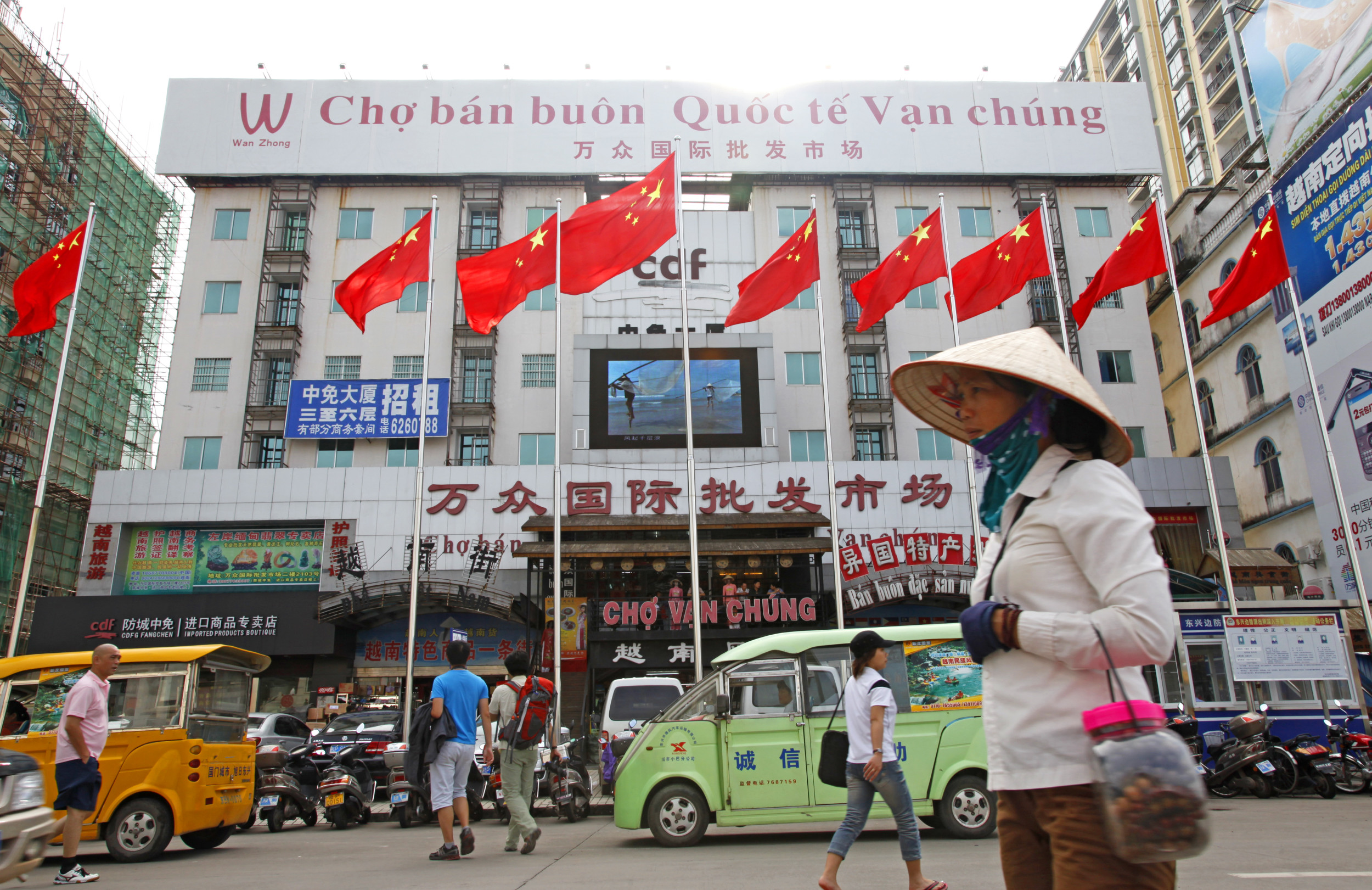 緊鄰越南經濟特區的廣西東興市，市場招牌標示著醒目越南文。（東方IC）