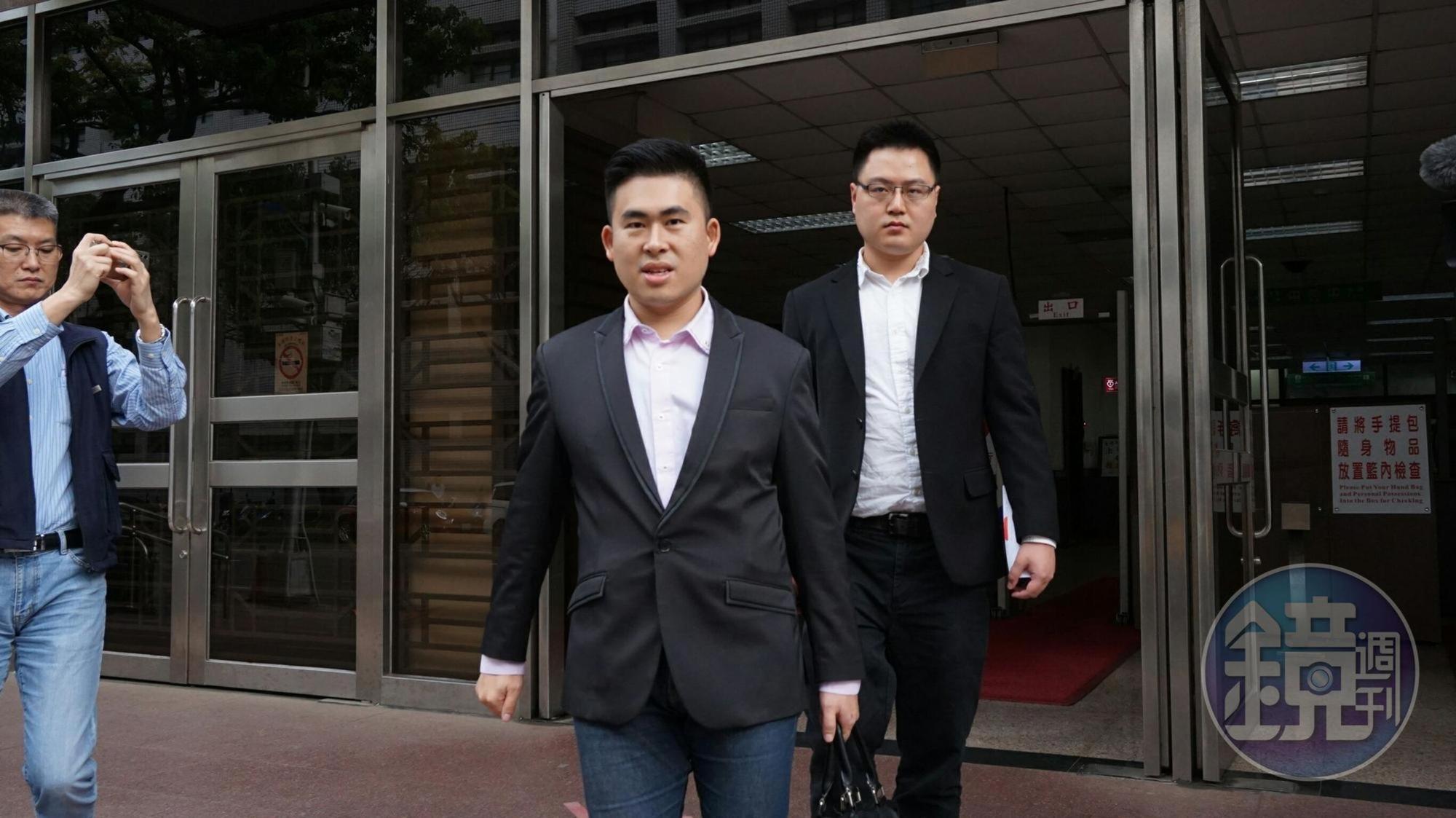 檢方查出，2016年到2017年間，王炳忠或曾姓祕書定期提供薪酬予其他在王炳忠粉絲團留言的網友。