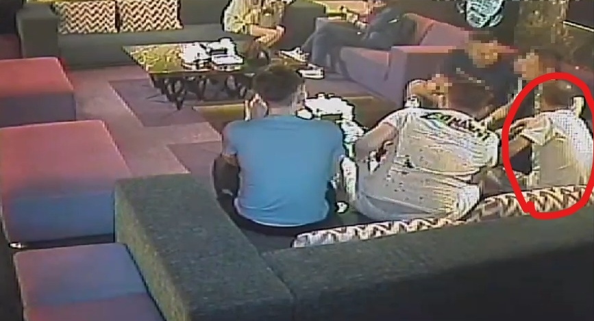 咖啡哥（紅圈處）在酒店包廂持槍控制被害人討債。（大安分局提供）