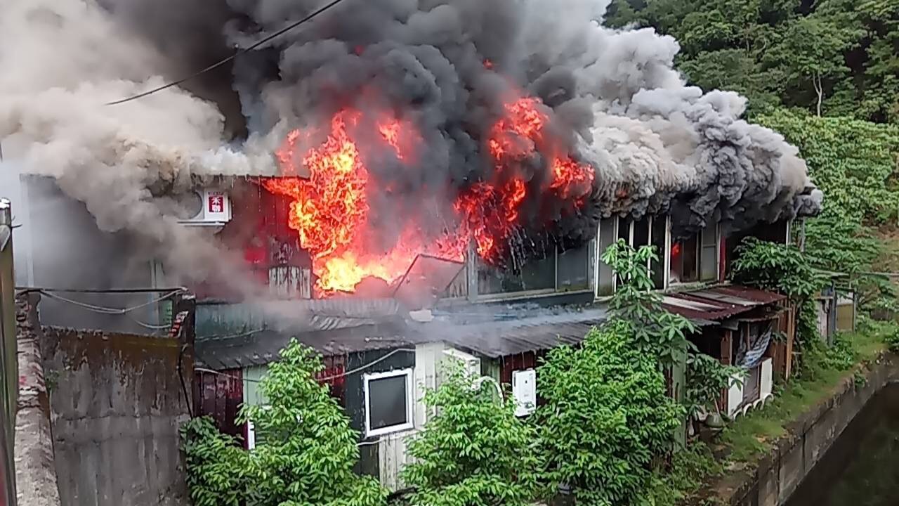 北市和平東路三段一處鐵皮屋今上午8時許傳出火警，現場濃煙密布。（北市消防局提供）