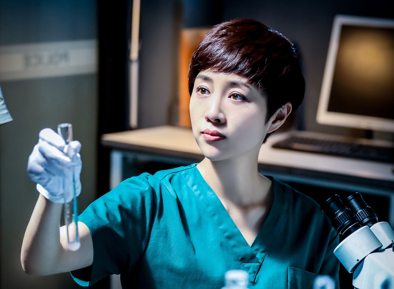 張齡心在《骨語》一頭帥氣短髮驚艷亮相，網友誇男友力MAX  。（KKTV提供）