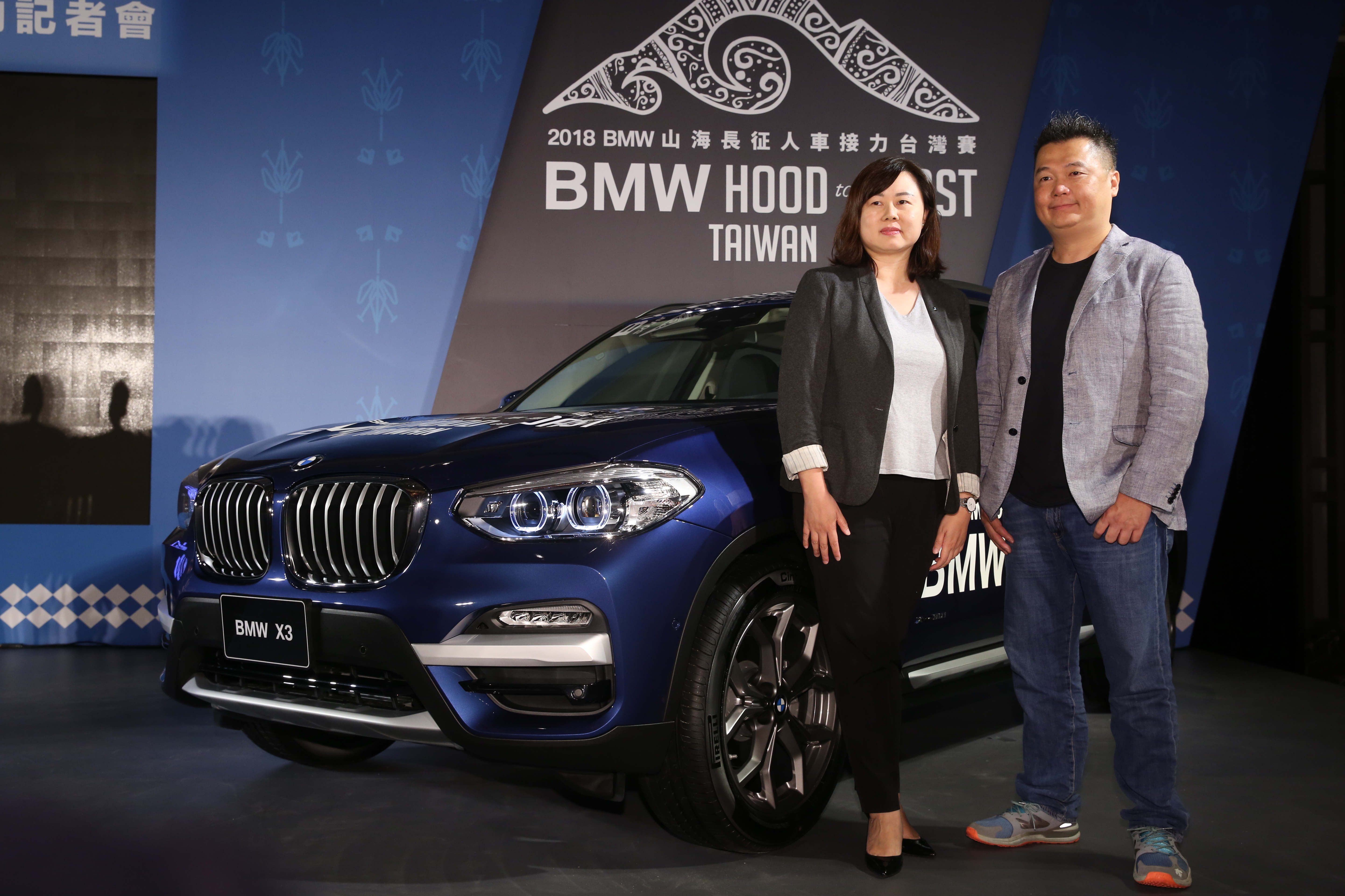 今年由BMW總代理汎德汽車提供X系列性能休旅車作為限量比賽用車，左為品牌營業暨行銷副總經理李昀潔，右為寶悍運平台業務副總張哲欽。