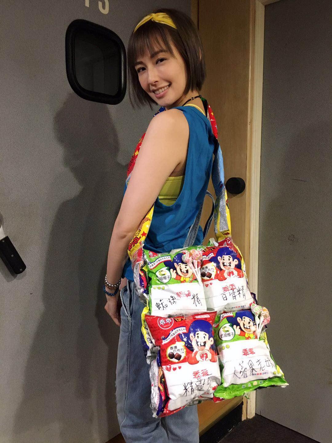 袁艾菲熬夜趕工,做出乖乖書包。(艾迪昇傳播提供)