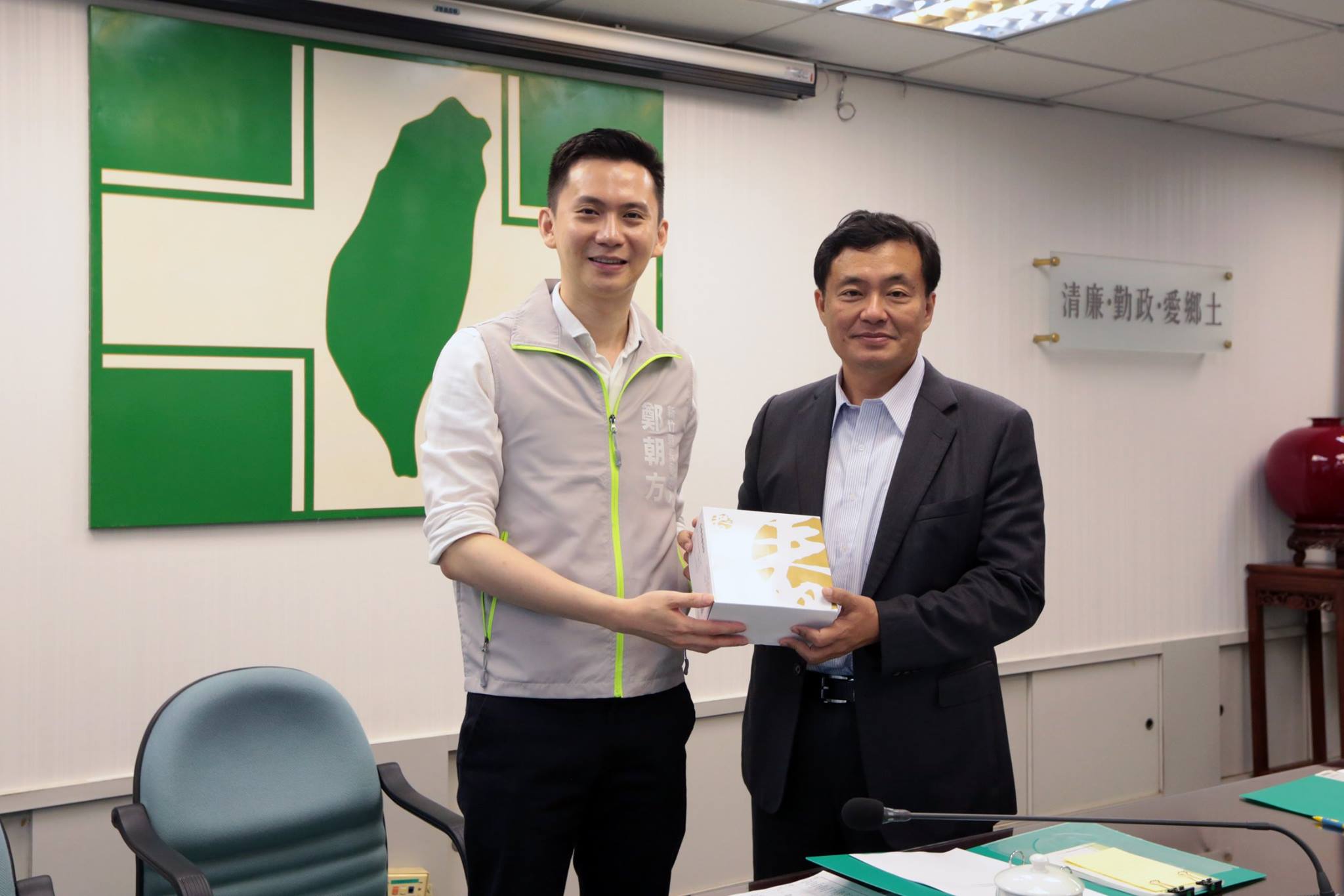 民進黨新竹縣長參選人鄭朝方（左）。（翻攝民進黨臉書）