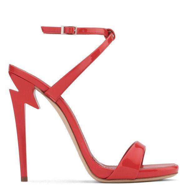 今年秋冬推出的紅色Giuseppe Zanotti G-Heel。約合台幣NT$31,000。