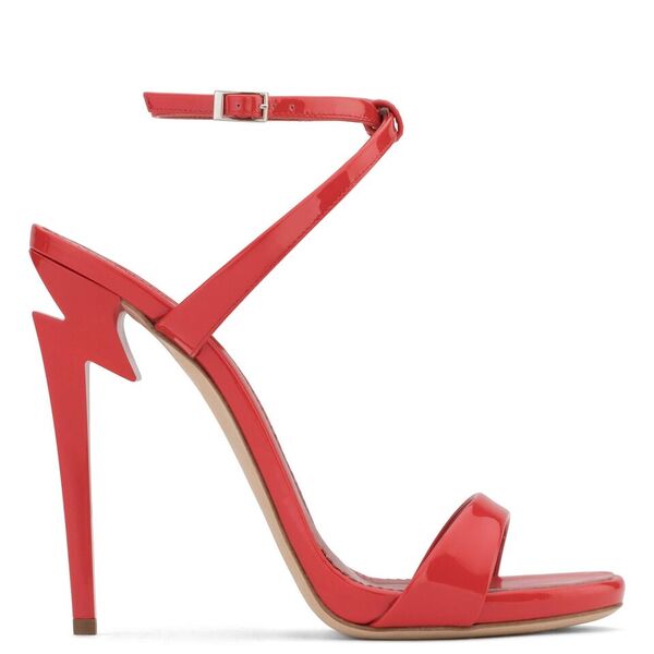 今年秋冬推出的紅色Giuseppe Zanotti G-Heel。約合台幣NT$31,000。
