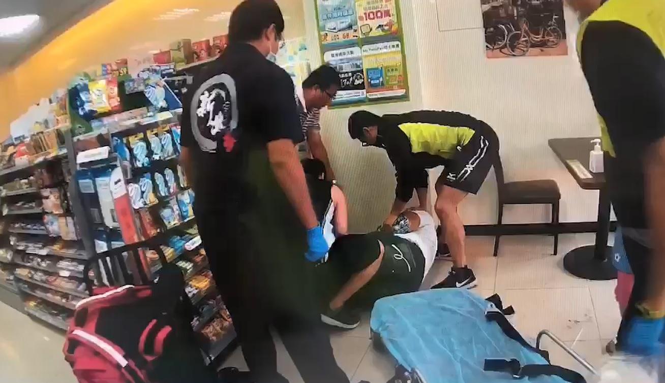 藥頭為滅證而吞毒品，警方意圖扳他嘴把毒品取出。（警方提供）