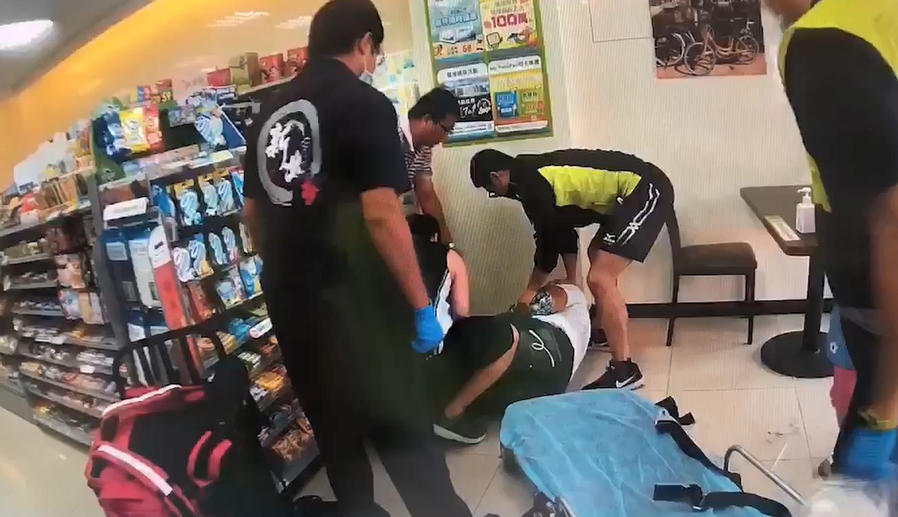 藥頭為滅證而吞毒品，警方意圖扳他嘴把毒品取出。（警方提供）