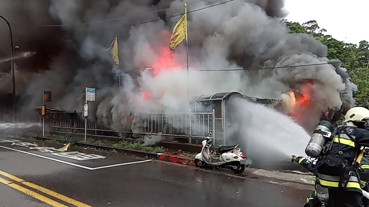 北市和平東路三段一處鐵皮屋今上午8時許傳出火警，現場濃煙密布。（北市消防局提供）