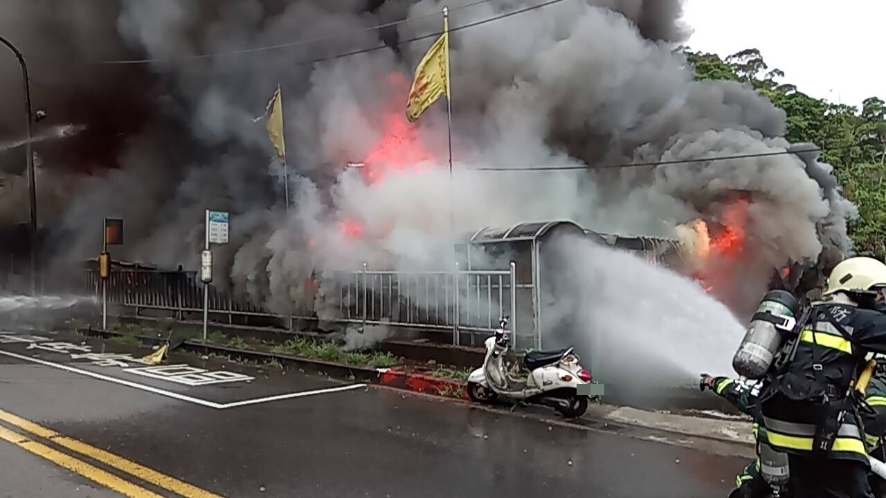 北市和平東路三段一處鐵皮屋今上午8時許傳出火警,現場濃煙密布。(北市消防局提供)