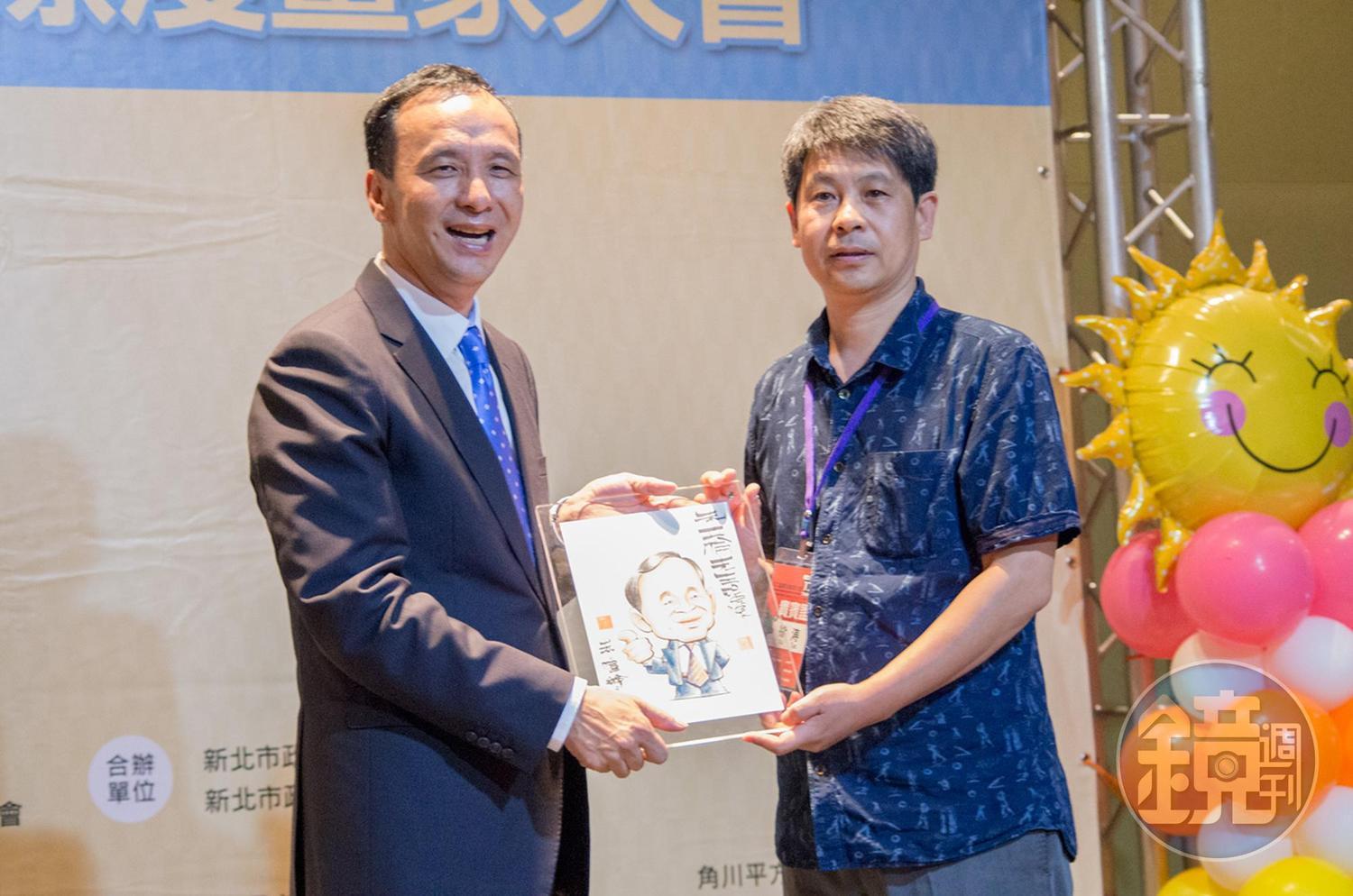 中國漫畫家徐濤致贈手繪畫像給新北市長朱立倫