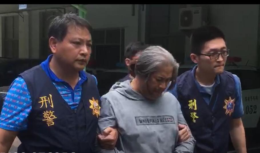 滿頭白髮的瑞卡多（中）被捕，看不出昔日的風光模樣。（警方提供）