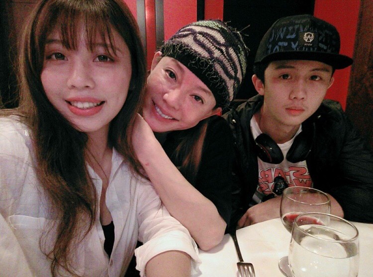 狄鶯（中）為了兒子孫安佐的事而心力交瘁。（翻攝自狄鶯臉書）