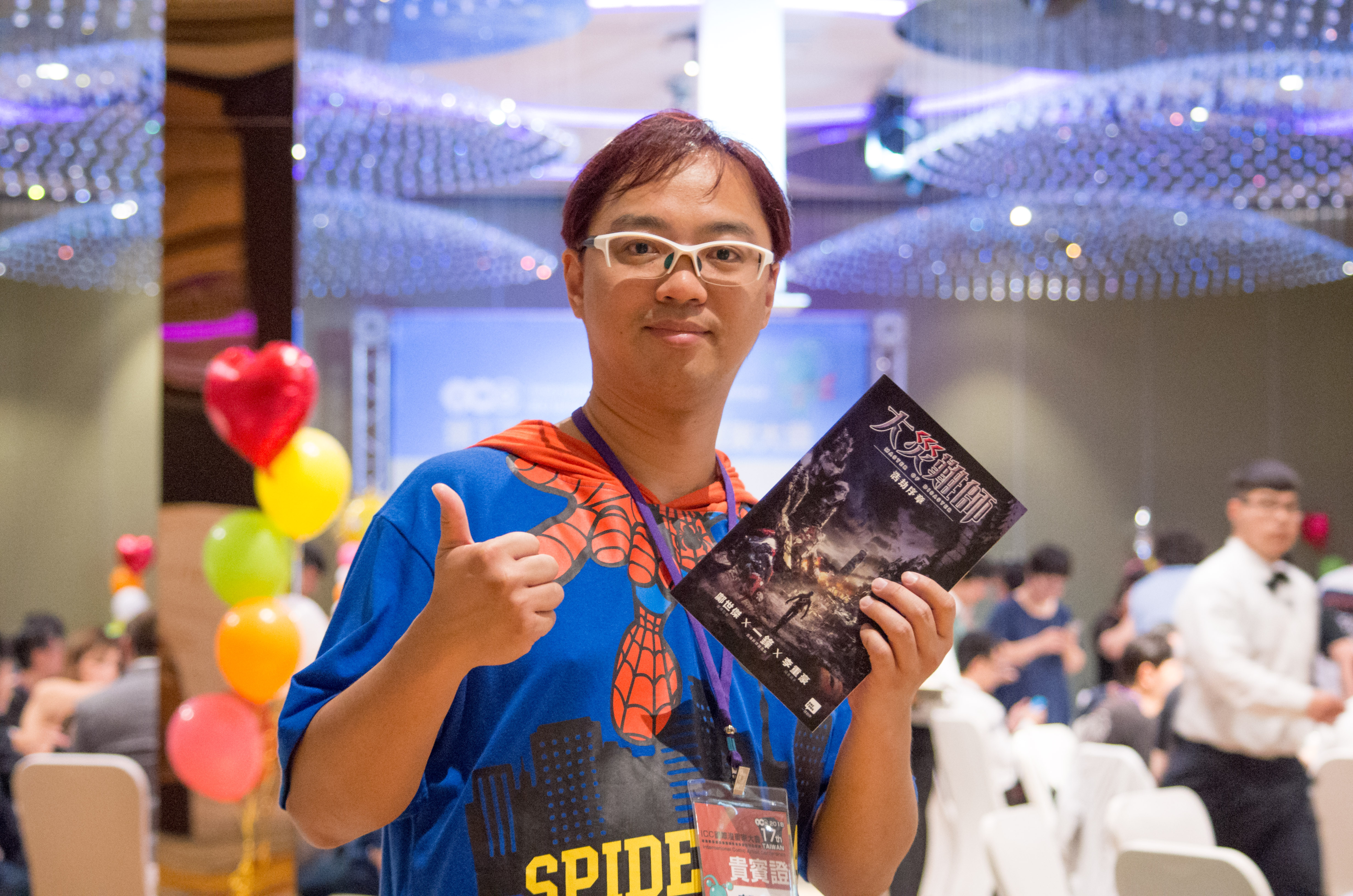 45歲的鄺世傑打扮相當年輕新穎，一席蜘蛛人裝非常搶眼。