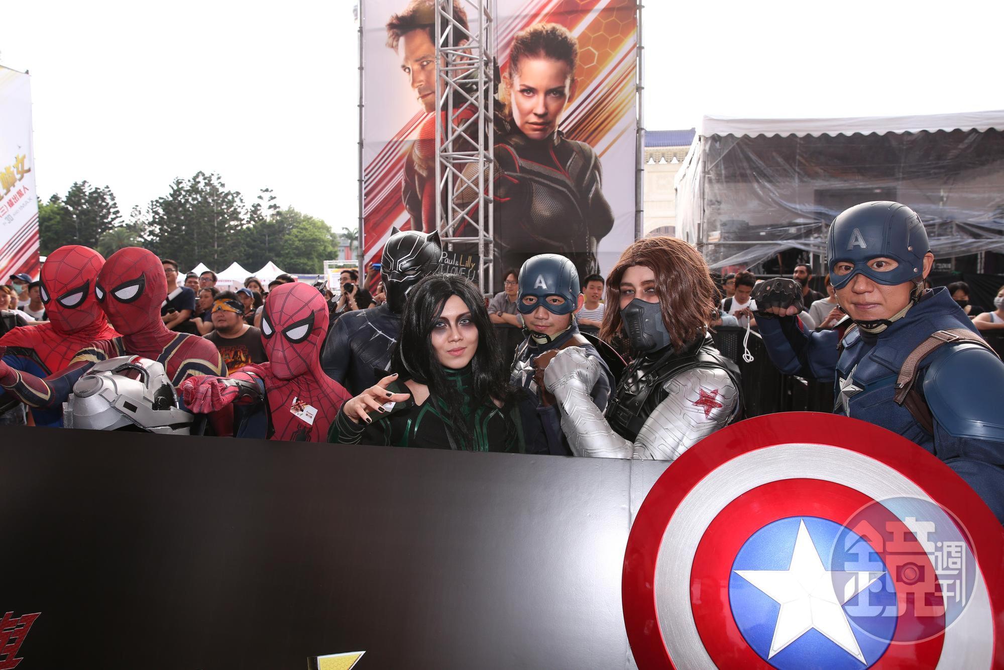 還有一群漫威粉cosplay各種英雄造型,吸引保羅與伊凡潔琳停留在這裡許久。