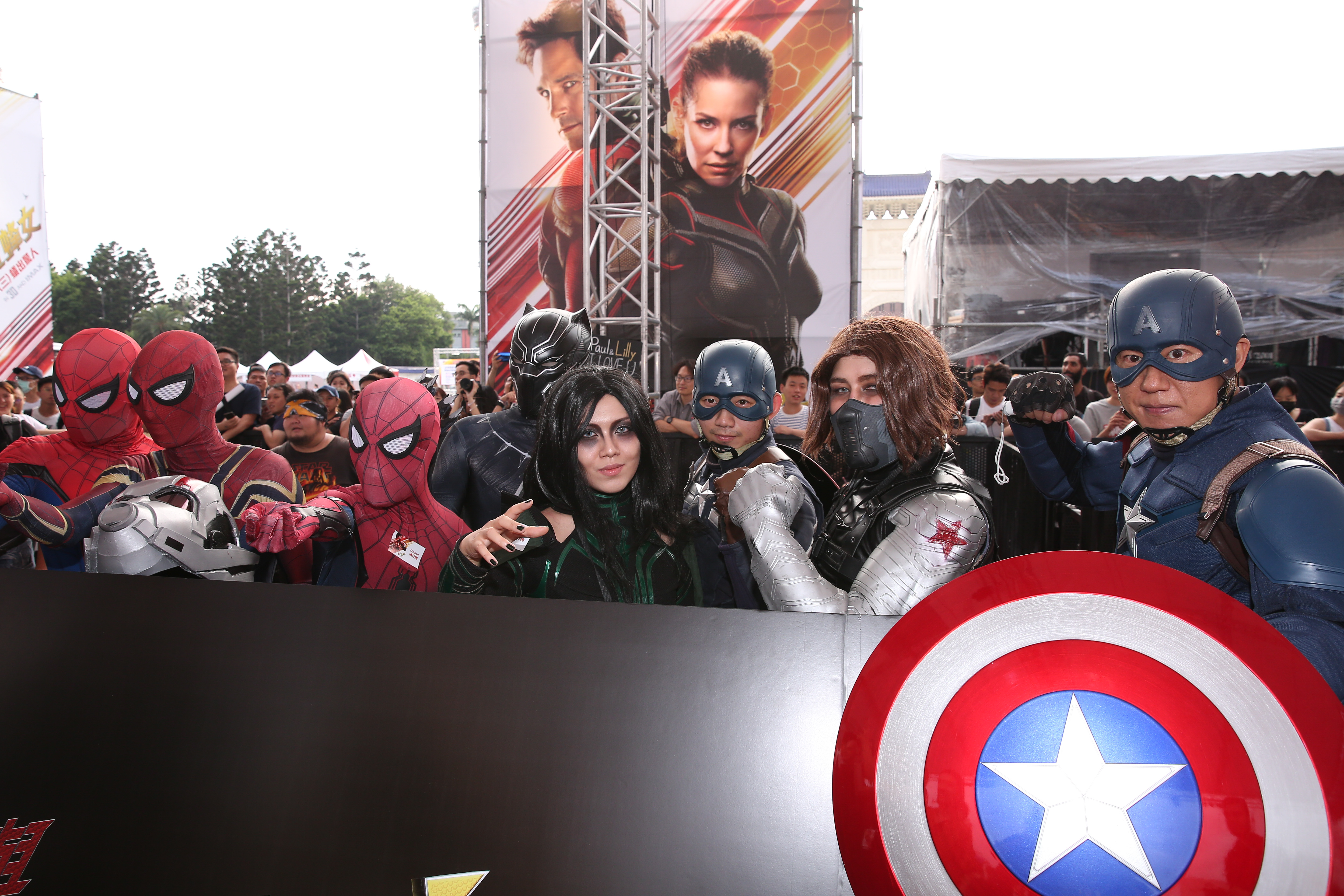還有一群漫威粉cosplay各種英雄造型，吸引保羅與伊凡潔琳停留在這裡許久。