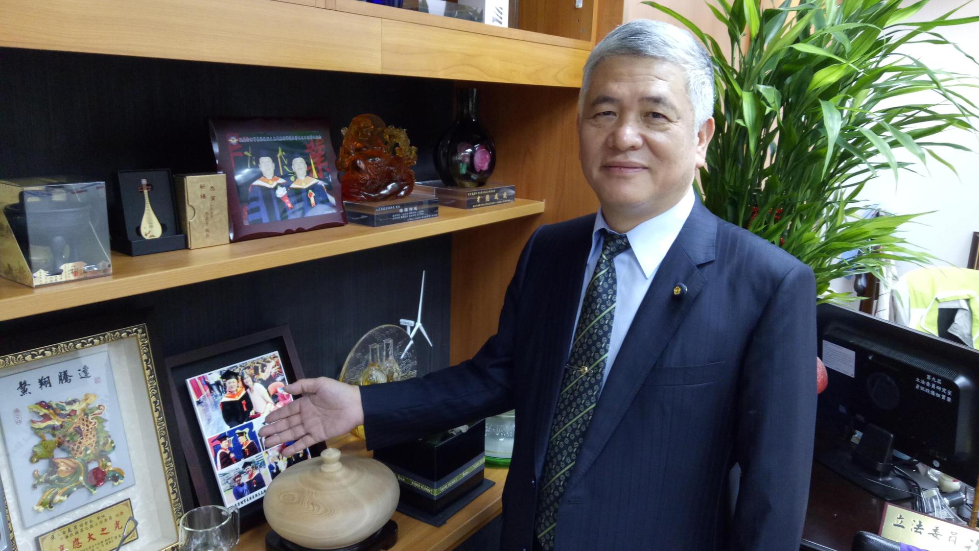 民進黨立委施義芳是高科大校友，辦公室還放著2年前從博士班畢業的照片。