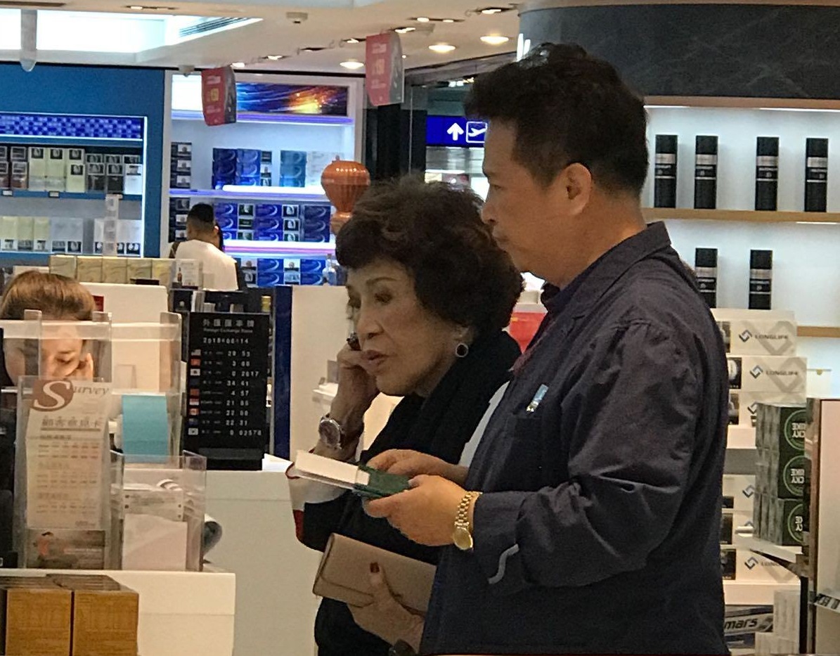 周遊(左)和李朝永14日搭早班飛機赴上海。(讀者提供)