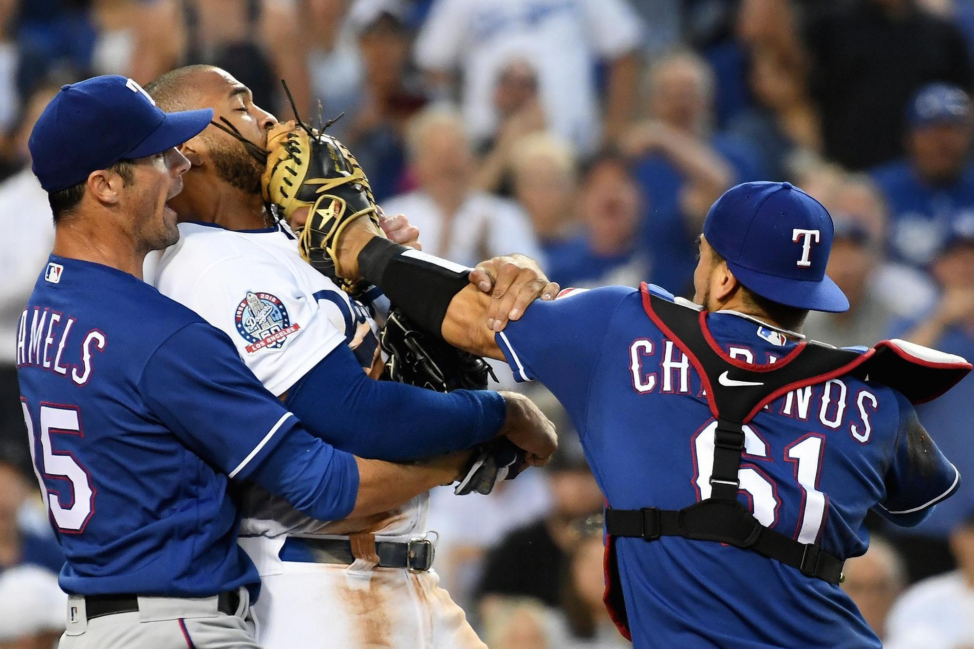 道奇隊坎普(Matt Kemp)與遊騎兵捕手奇里諾斯(Robinson Chirinos)扭打成一團,讓雙方一度清空板凳,最後2人都被驅除出場。(東方IC)