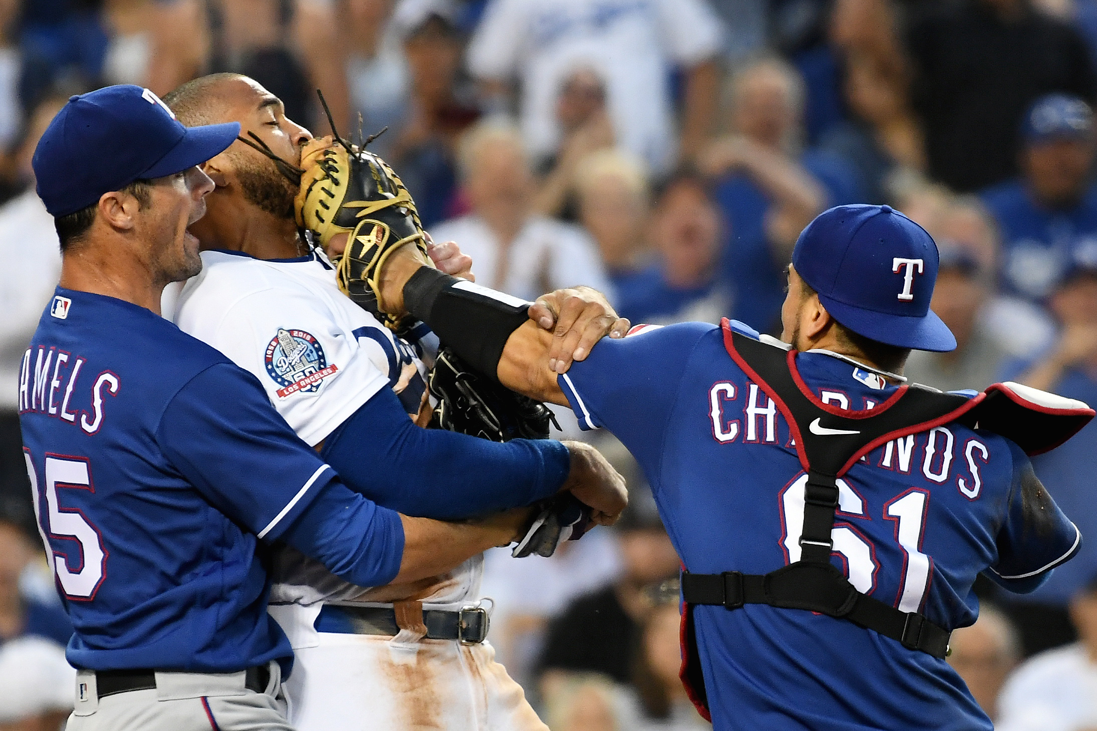 道奇隊坎普（Matt Kemp）與遊騎兵捕手奇里諾斯（Robinson Chirinos）扭打成一團，讓雙方一度清空板凳，最後2人都被驅除出場。（東方IC）