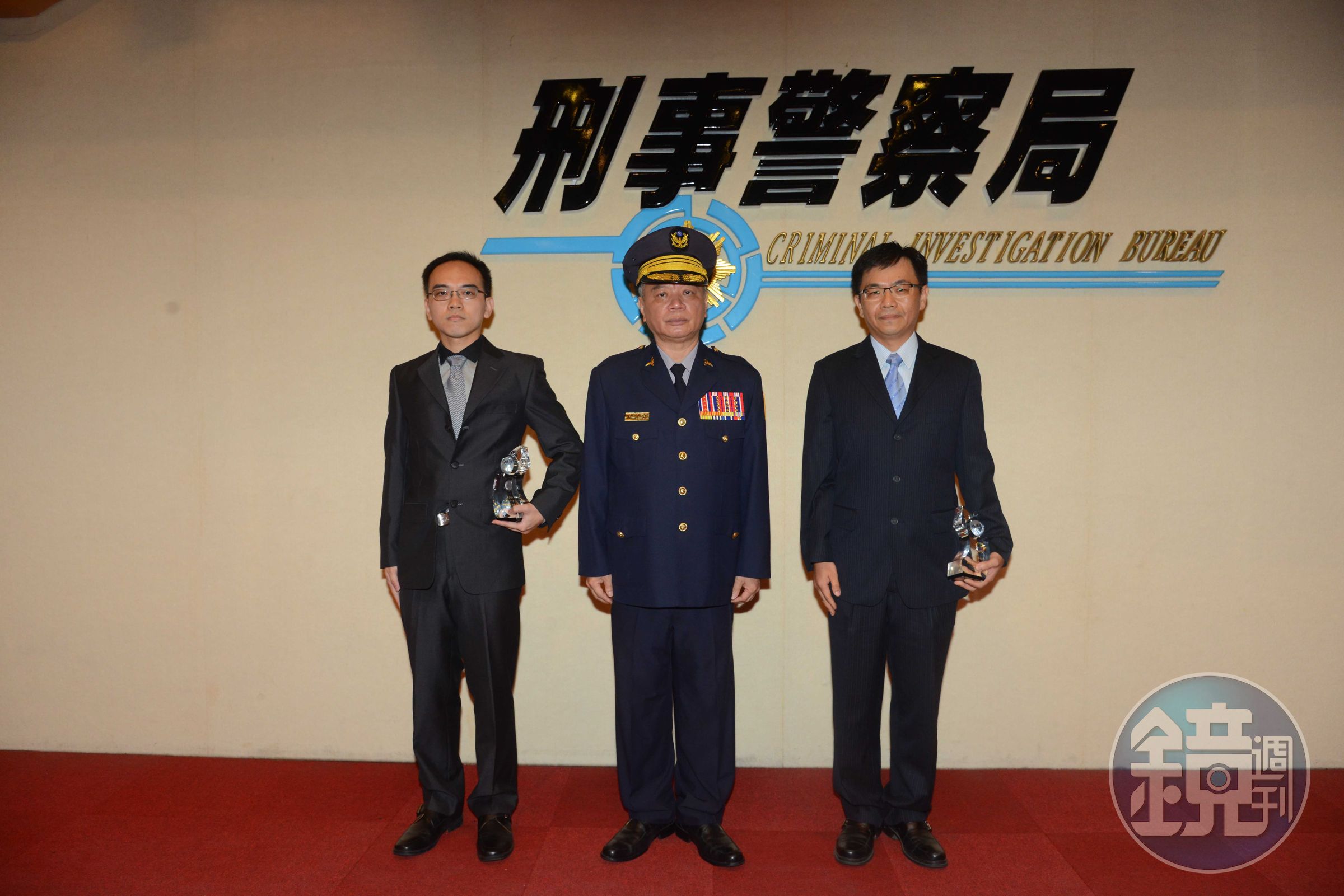 刑事局頒發鑑識楷模，柯建銘（左一）、陳振銘（右一）獲獎。（刑事局提供）