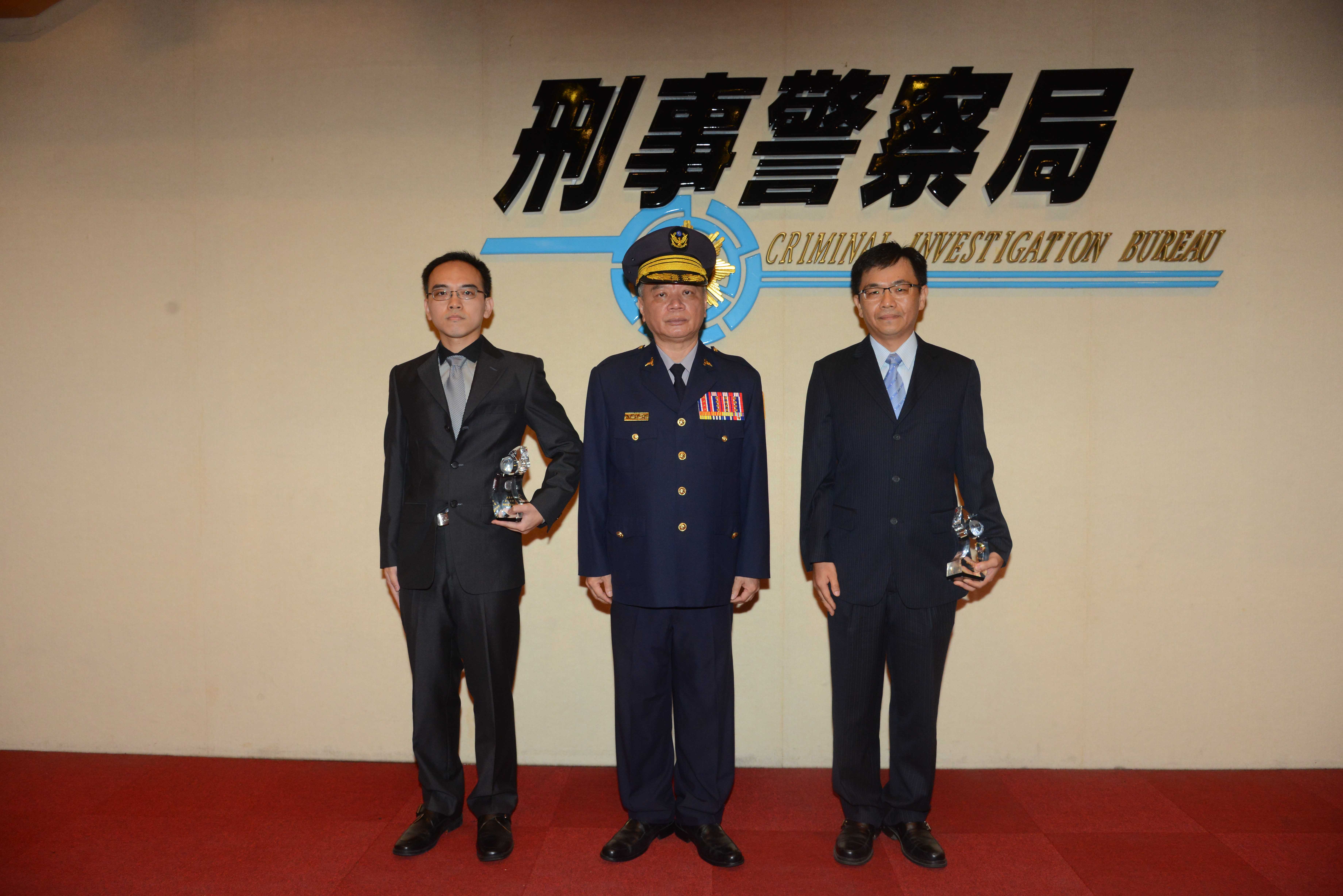 刑事局頒發鑑識楷模，柯建銘（左一）、陳振銘（右一）獲獎。（刑事局提供）