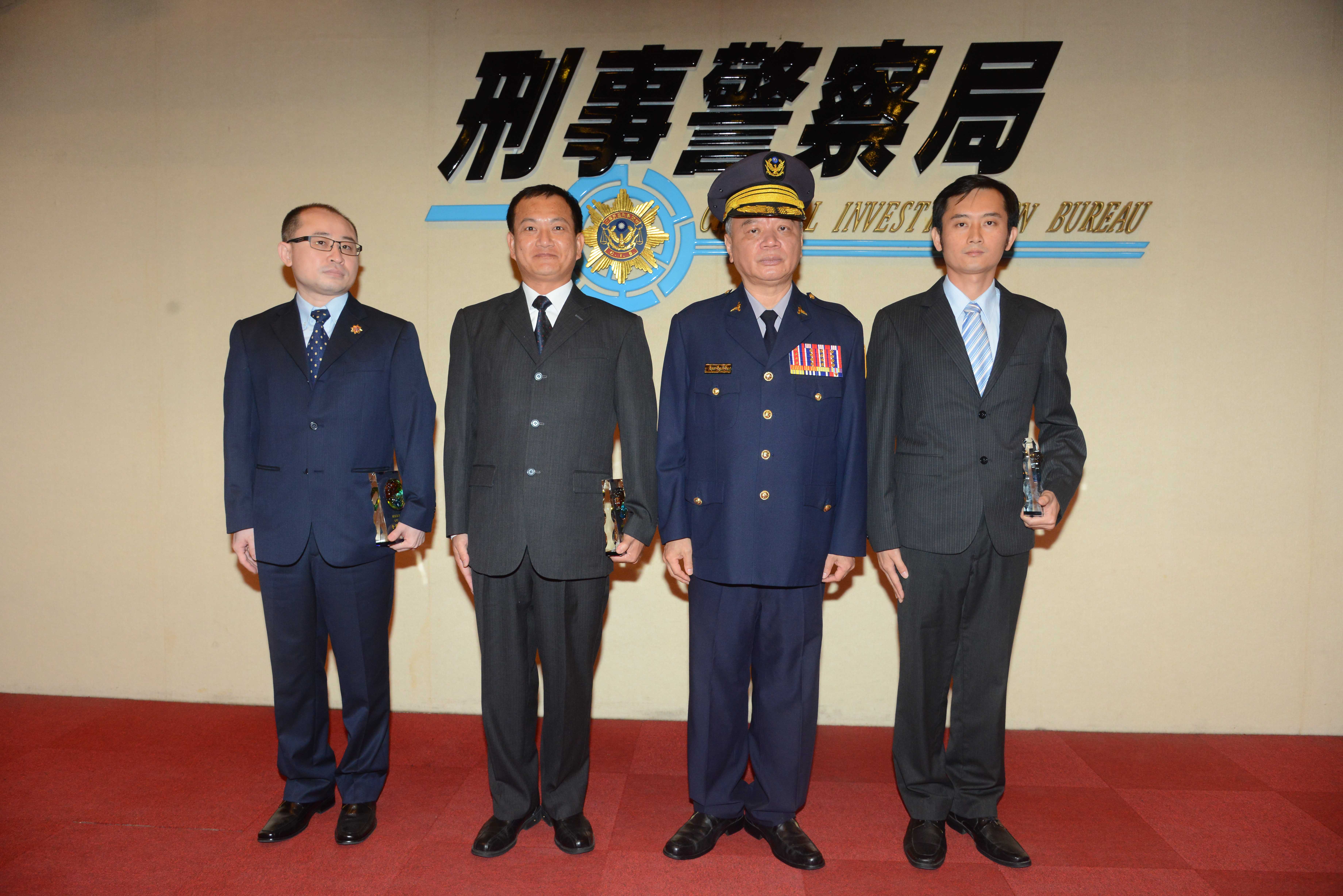 刑事局舉辦警察節慶祝活動，模範警察陳詰昌（左一）、蘇信雄（左二）、李奇勳（右一）獲獎。（刑事局提供）